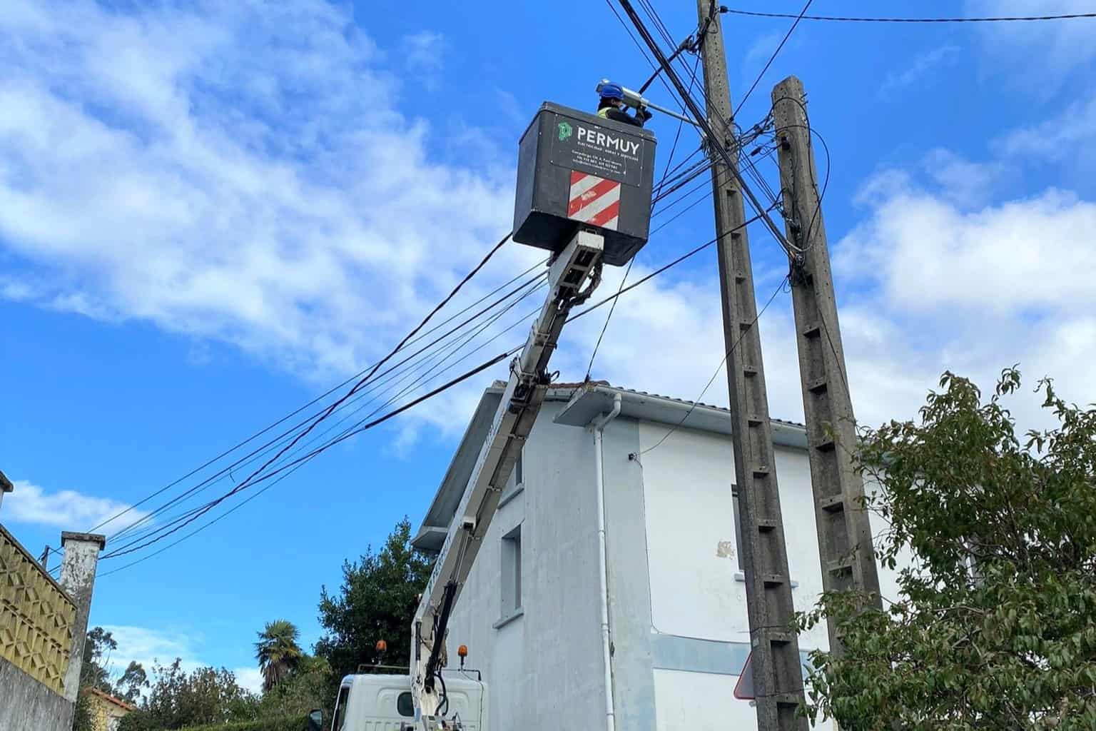 Los operarios ya trabajan desde hoy en la sustitución de las antiguas luminarias por unas nuevas tipo LED