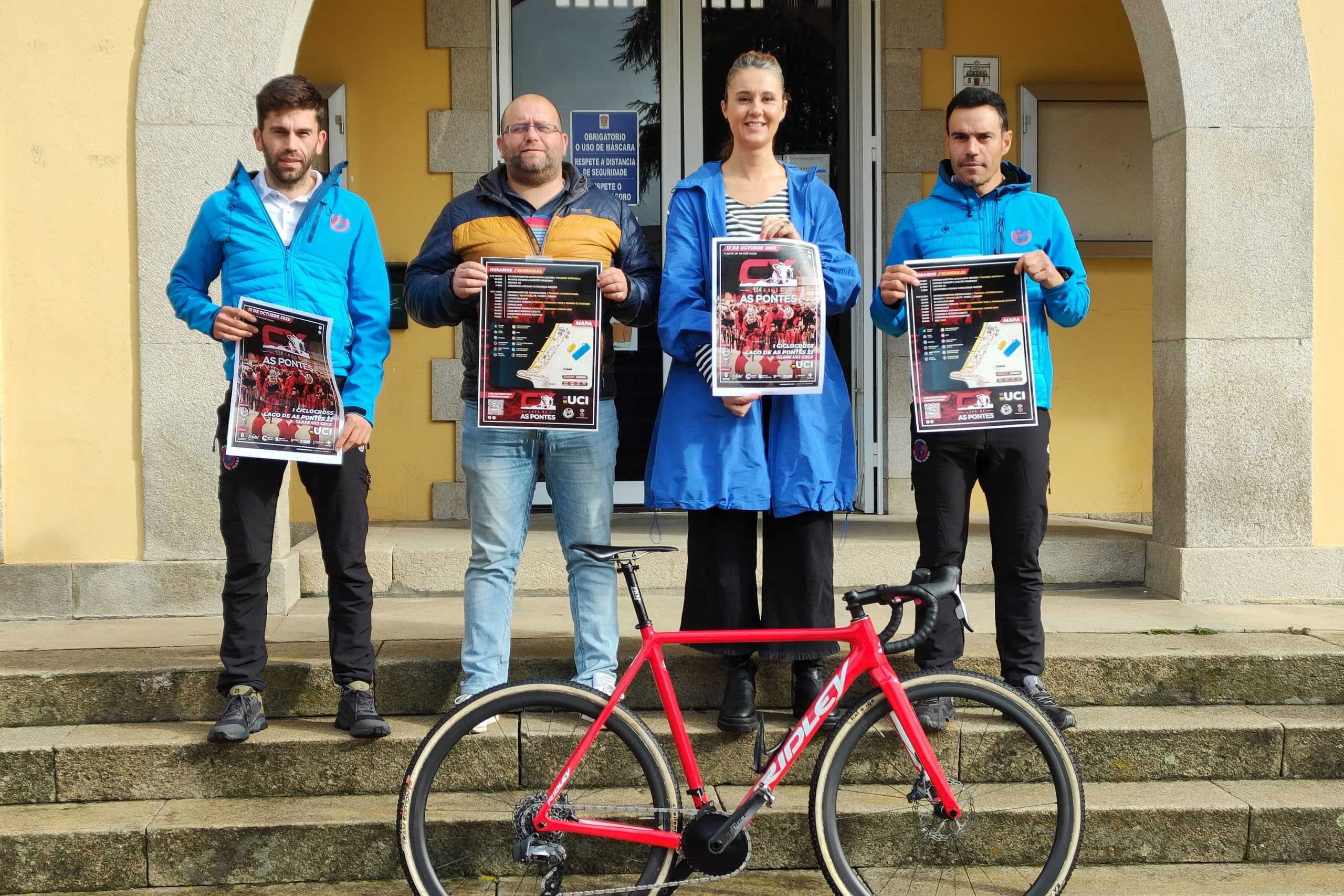 Elena López, concejala de Turismo, junto al concejal de Deportes, Chicho Tembrás, Marcos Fernández y Yago Pico, del club ciclista As Pontes