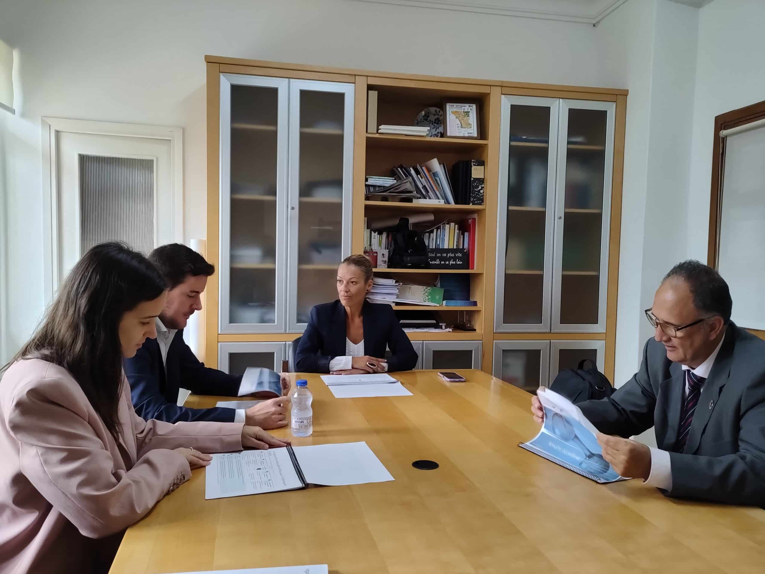 Encuentro mantenido entre Ayuntamiento, Reganosa y el Centro Nacional del Hidrógeno para dar a conocer el proyecto de la planta de hidrógeno de As Pontes.
