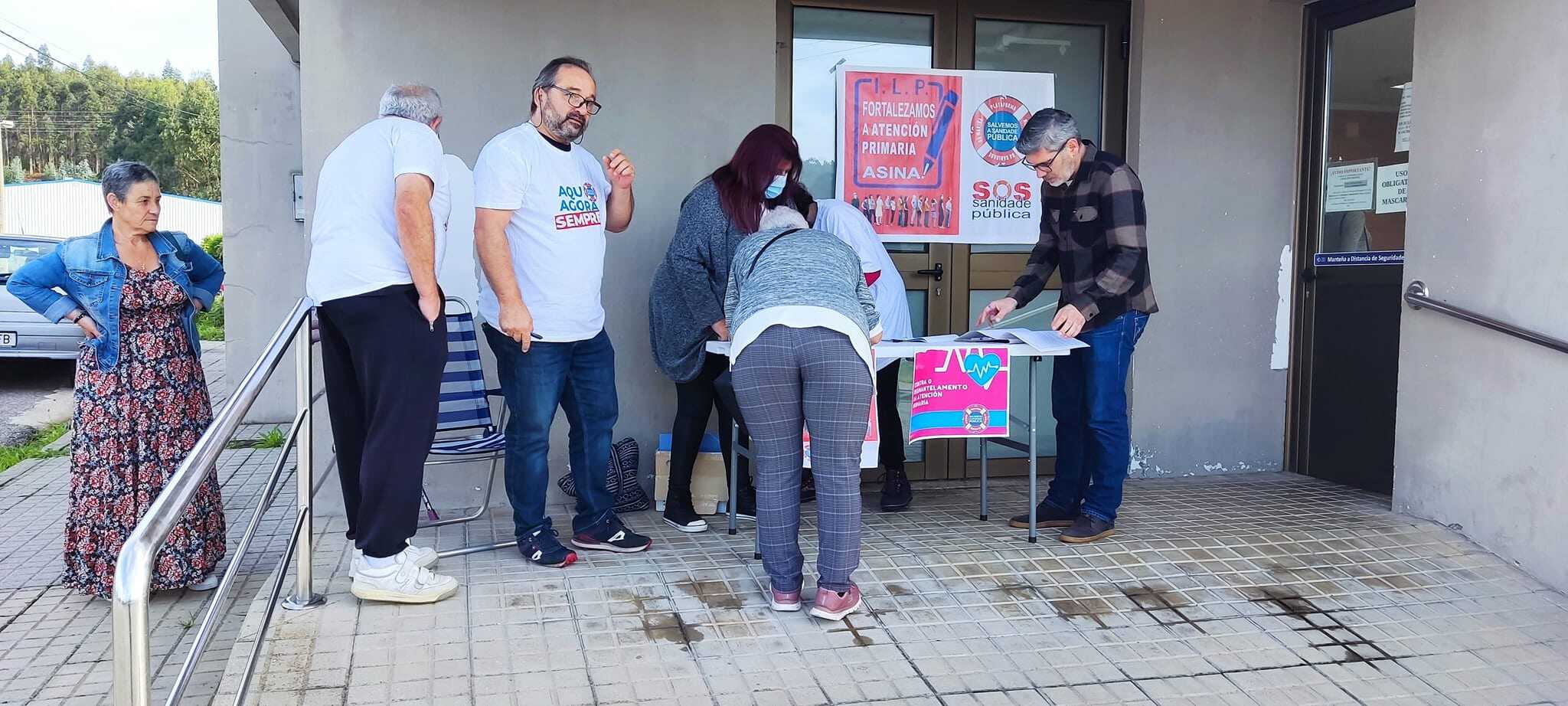 Imágenes de una recogida de firmas en Cervo | Defensa Sanidade Pública de A Mariña