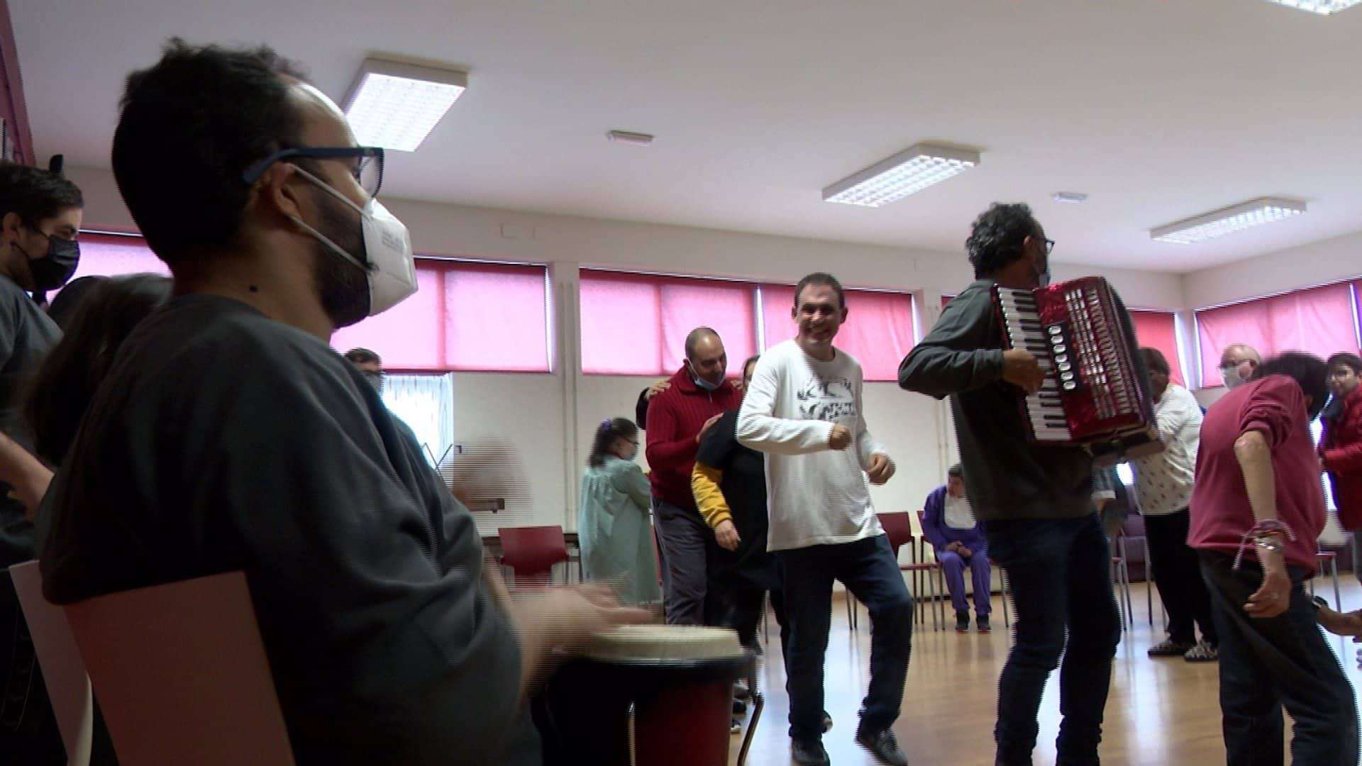 Actuación del grupo 'De Tapas' en el CEE Nosa Señora do Chamorro, en Narón, en el marco del proyecto 'Música a flor de pel', de Afundación