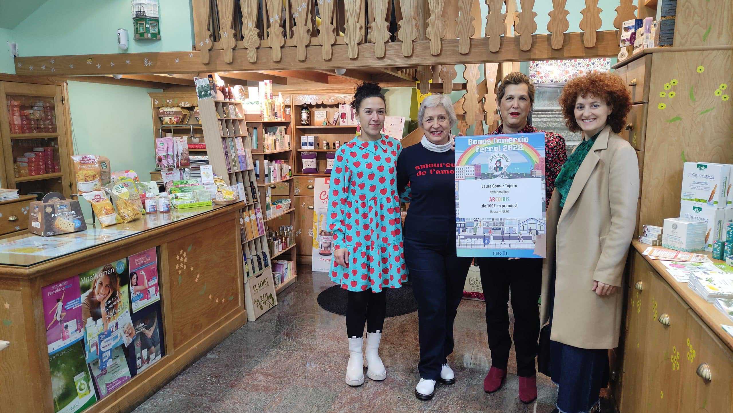 La edil de Promoción Económica, María Teresa Deus, entregó a la ganadora de este sorteo, Laura Gómez Tojeiro, el premio en la herboristería Xirico de la calle María