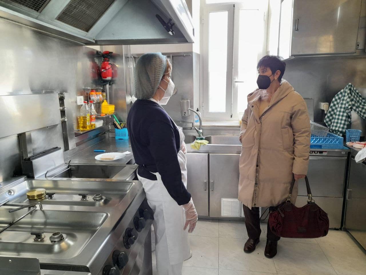 Imagen de archivo de la edil de Benestar Social, Olga López, visitando las instalaciones reformas del Fogar de Transeúnte