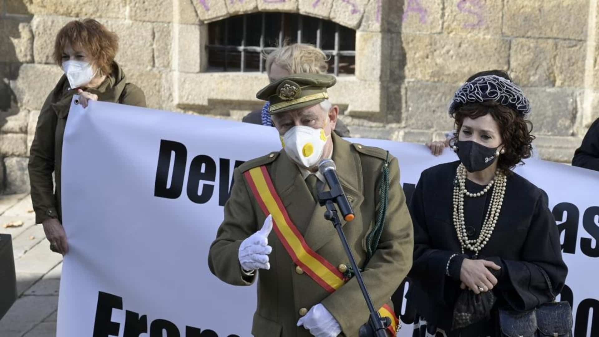 Fernando Morán e Isabel Risco caracterizados como Francisco Franco y Carmen Polo en una marcha anterior | EP