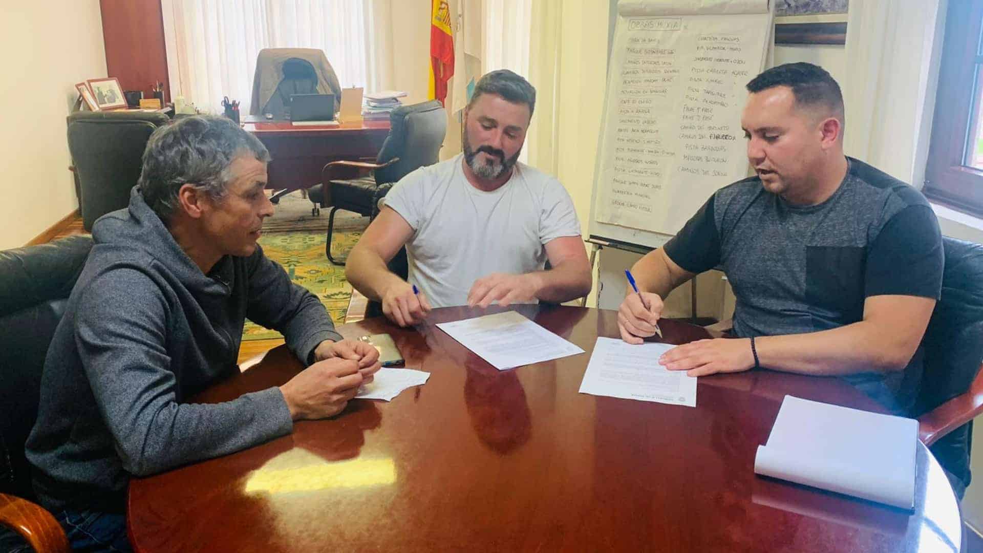 El alcalde de Muxía, Iago Toba, y el concelleiro de Obras, Javier Romar, firmando un contrato del plan "Máis rural" | CONCELLO DE MUXÍA