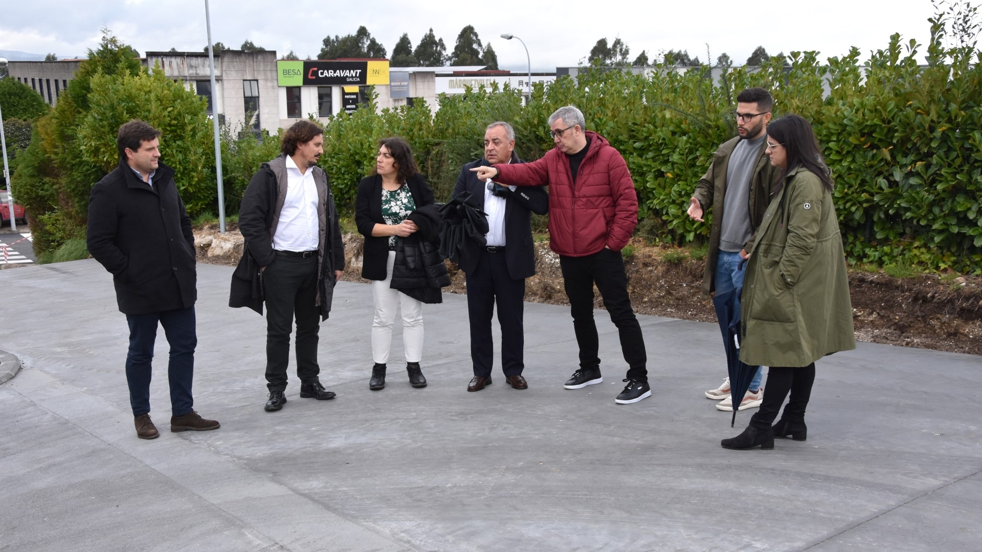 La visita a las nuevas plazas de estacionamiento en el parque empresarial de Milladoiro | CONCELLO DE AMES