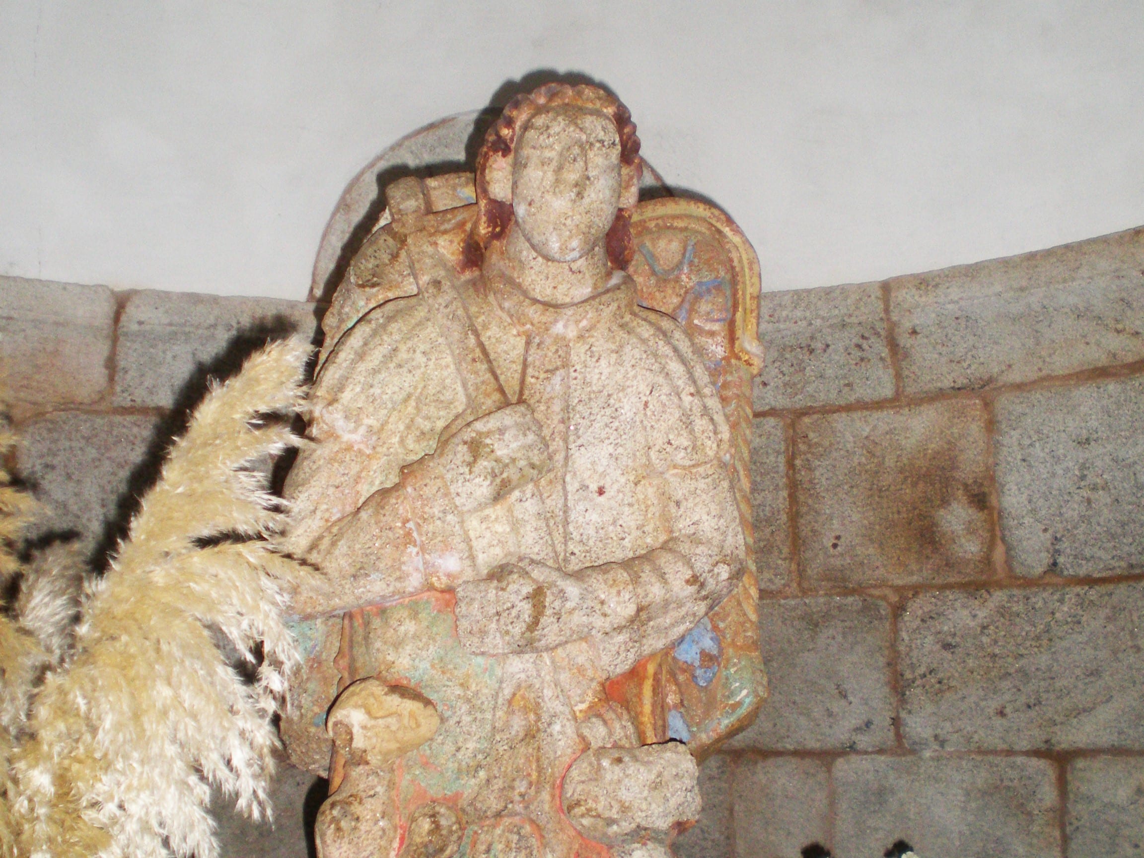 Imaxe de San Miguel na igrexa de Breamo, en Pontedeume