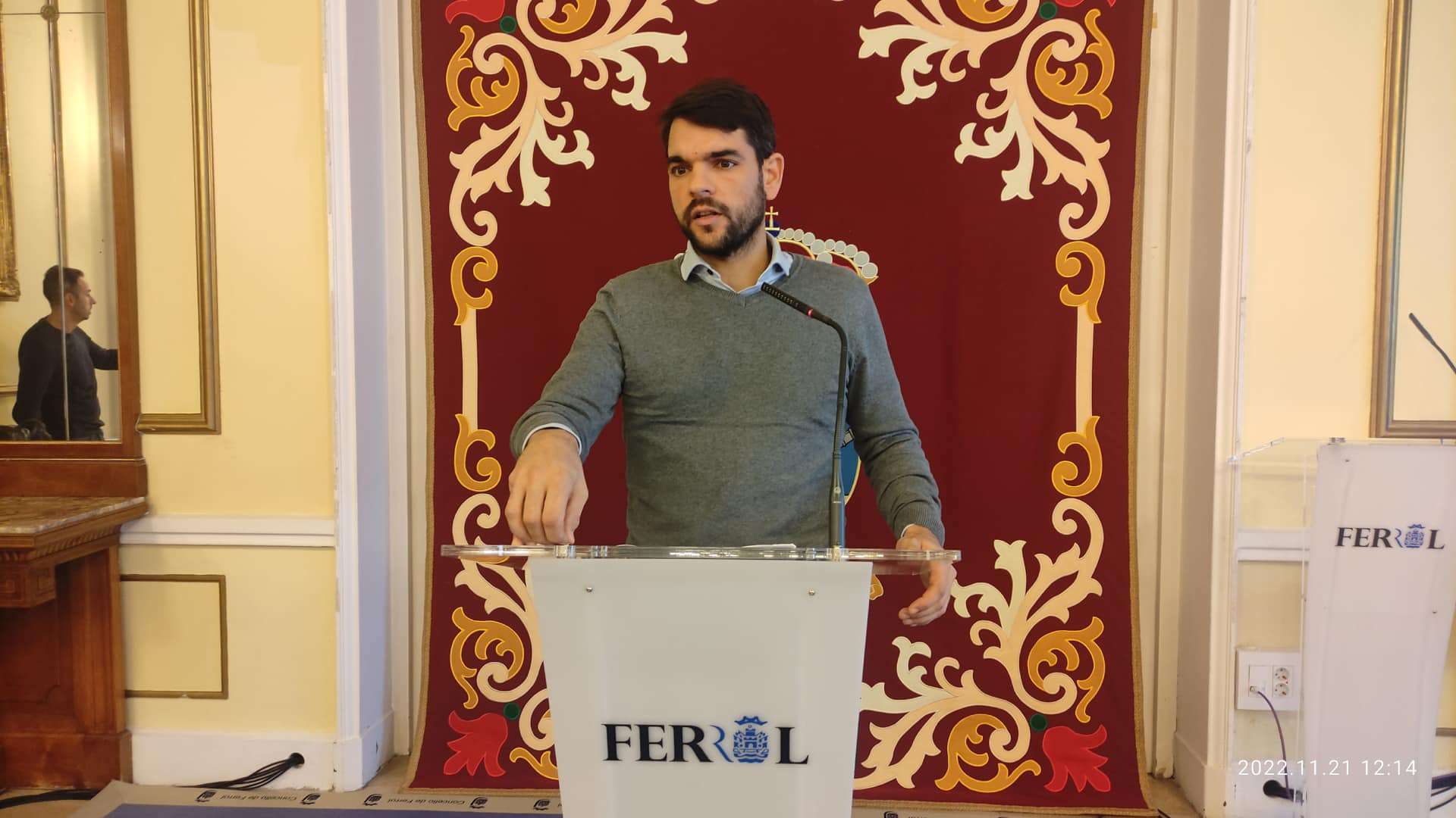El portavoz de la Xunta de Goberno, Julián Reina, en una rueda de prensa | CONCELLO DE FERROL