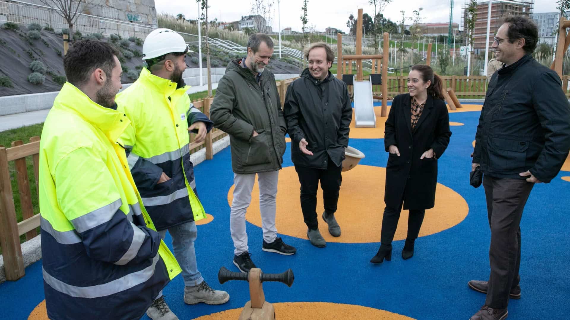 La visita de la alcaldesa de A Coruña, Inés Rey, y el concejal de Urbanismo, Vivienda, Infraestructuras y Movilidad, Francisco Díaz Gallego, a Xuxán | CONCELLO DA CORUÑA