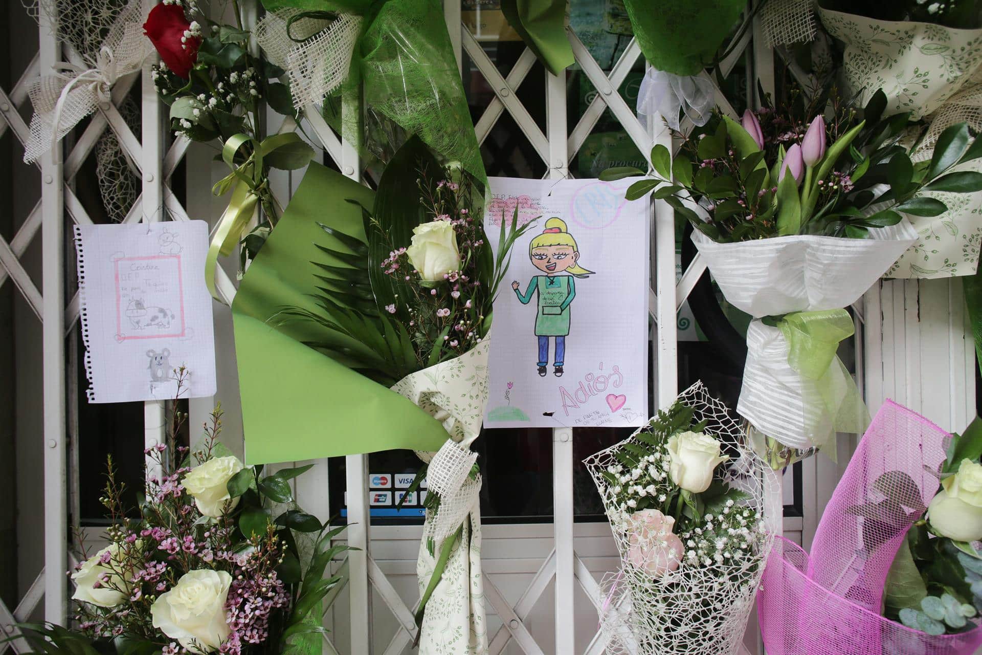 Un dibujo y varias flores colgadas en la tienda de alimentación donde trabajaba la mujer de 42 años muerta a cuchilladas en Lugo | EP