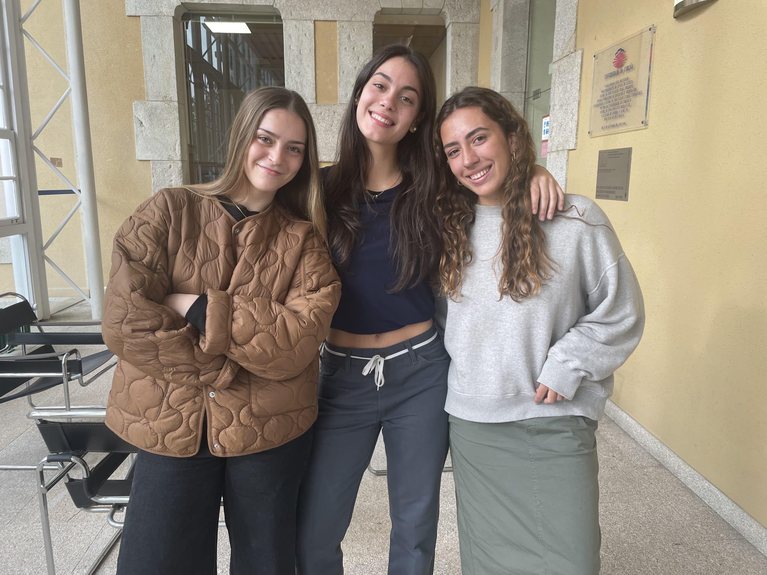 Candela Lado Hervés, Carla Pérez Paz y Alba García Ruíz, alcanzaron el primer premio en el II Concurso de Vídeos “Móvete polos ODS” que promueve la Red Gallega de Cooperación Universitaria al Desarrollo (RGCUD).