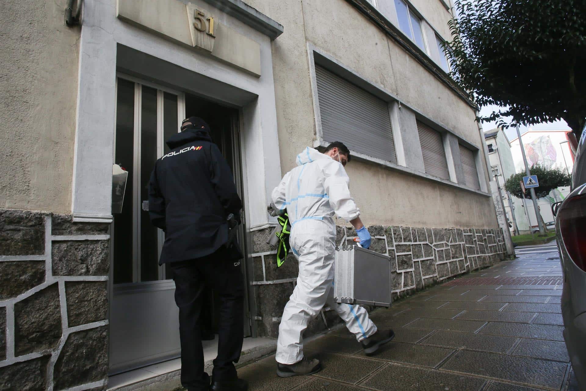 Dos agentes de Policía Nacional en la puerta de la vivienda donde fue localizado el cadáver de Cristina Cabo | EP