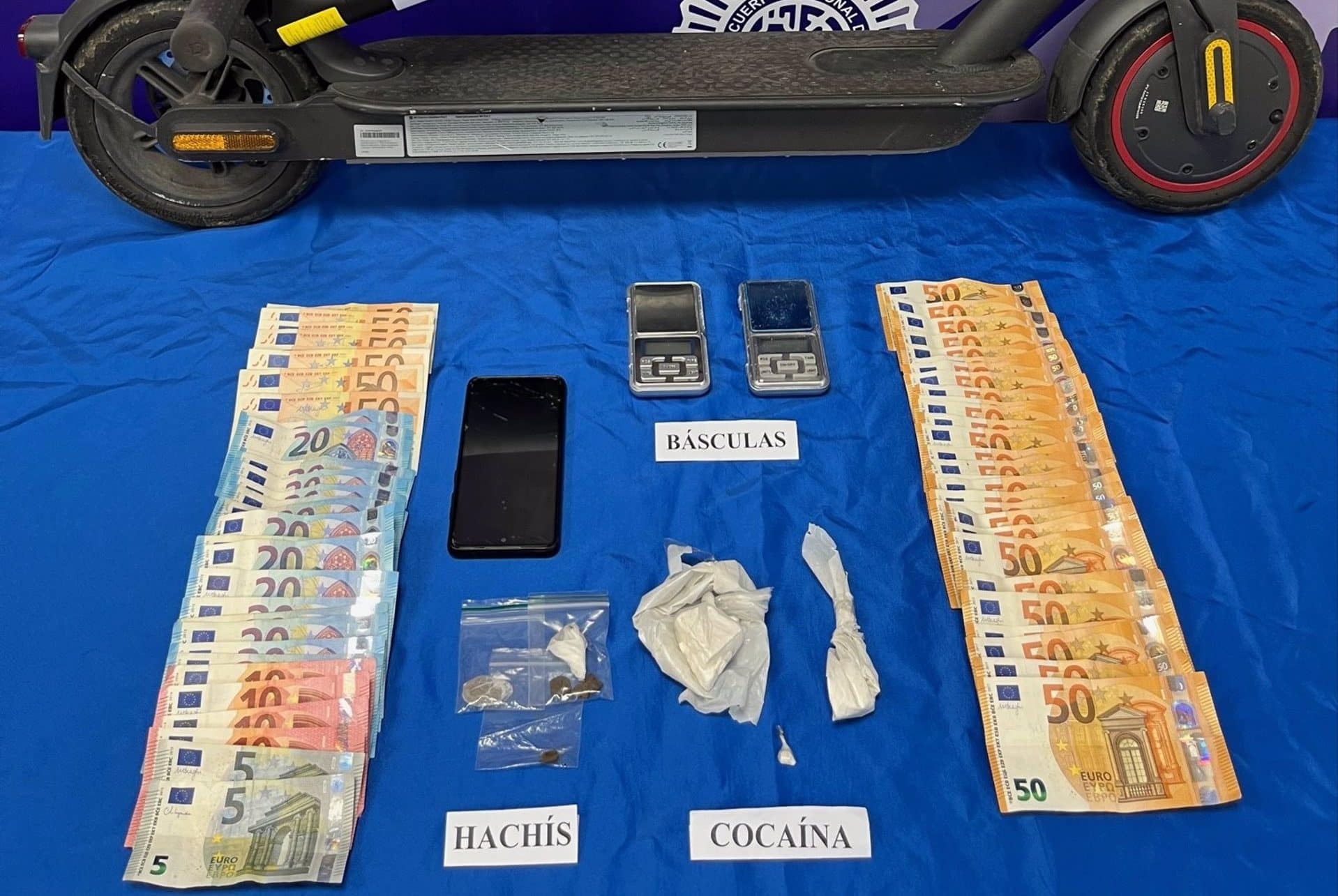 Hachís, cocaína, patinete eléctrico y dinero intervenidos a tres miembros de una familia dedicados a la venta de droga en Lugo | EP