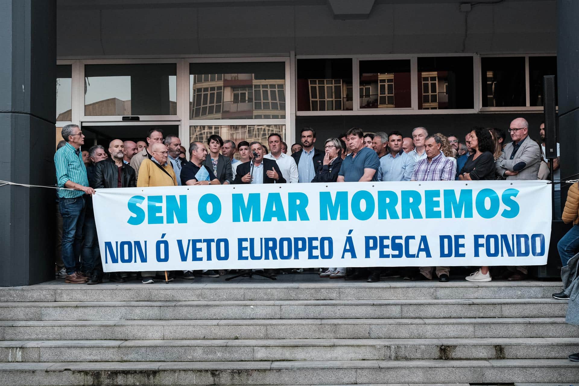 Archivo - Un grupo de personas protesta contra el veto a la pesca en la plaza del Concello, a 8 de octubre de 2022, en Ribeira, A Coruña | EP