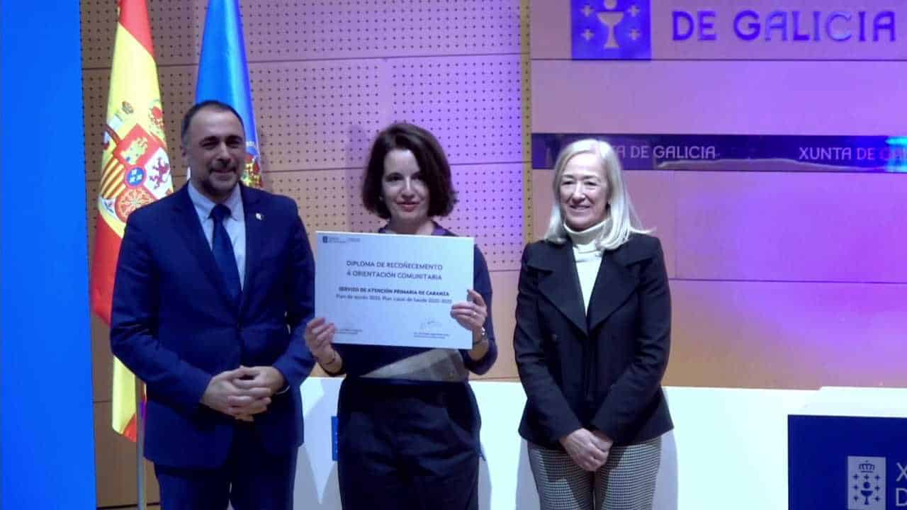 La jefa del servicio en Caranza, María Jesús Corral Fernández-Peñaflor, fue la encargada de recoger el galardón