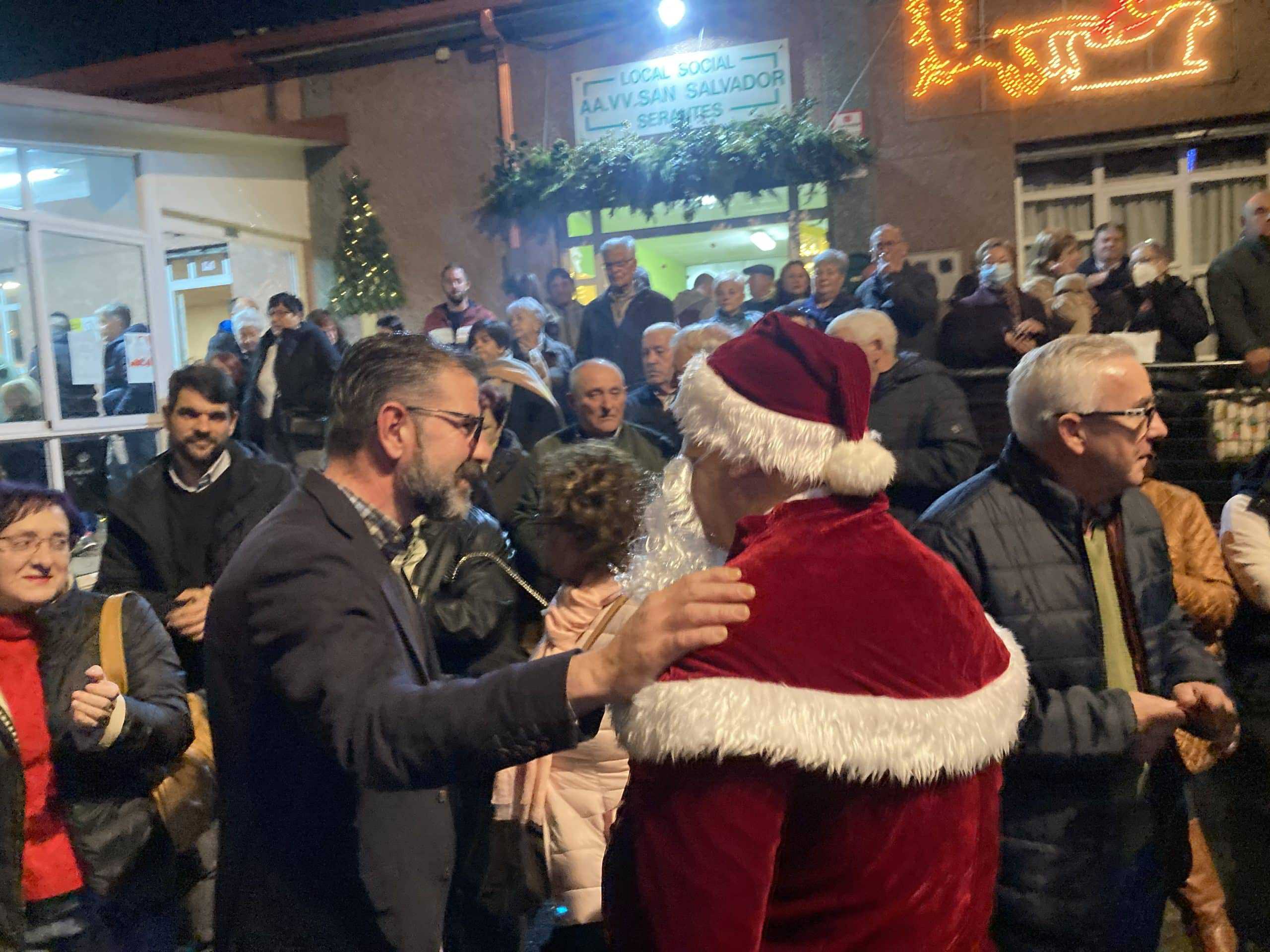 O alcalde e a edil de Zona Rural acudieron ao acto de acendido de luces en Serantes