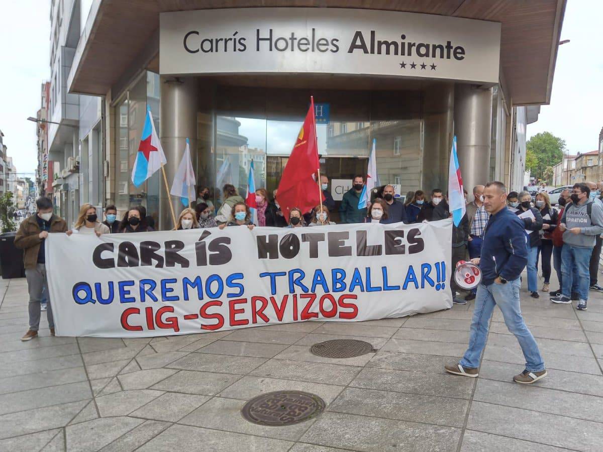 Concentración de trabajadores ante el hotel Almirante de Ferrol