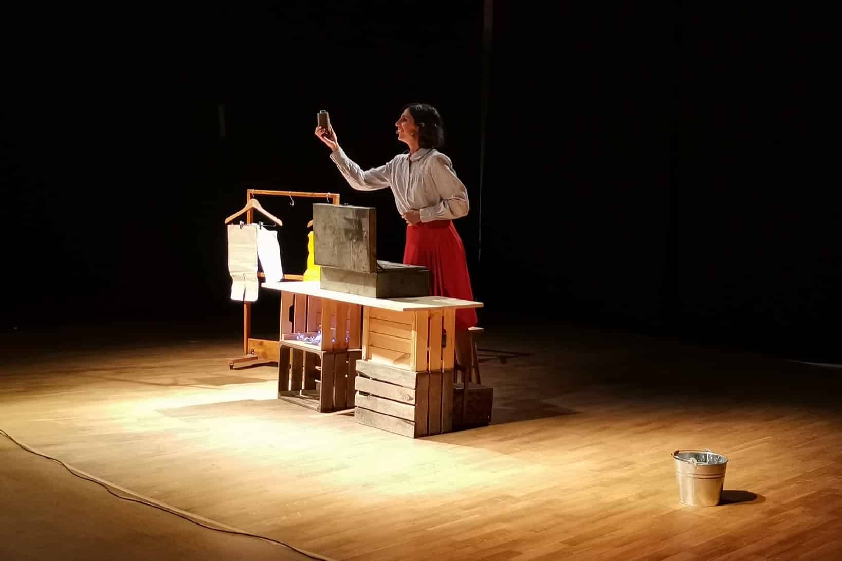 La obra “Coser e Contar” está protagonizada por la actriz Marta Ortiz y dirigida por Brais Gutérrez