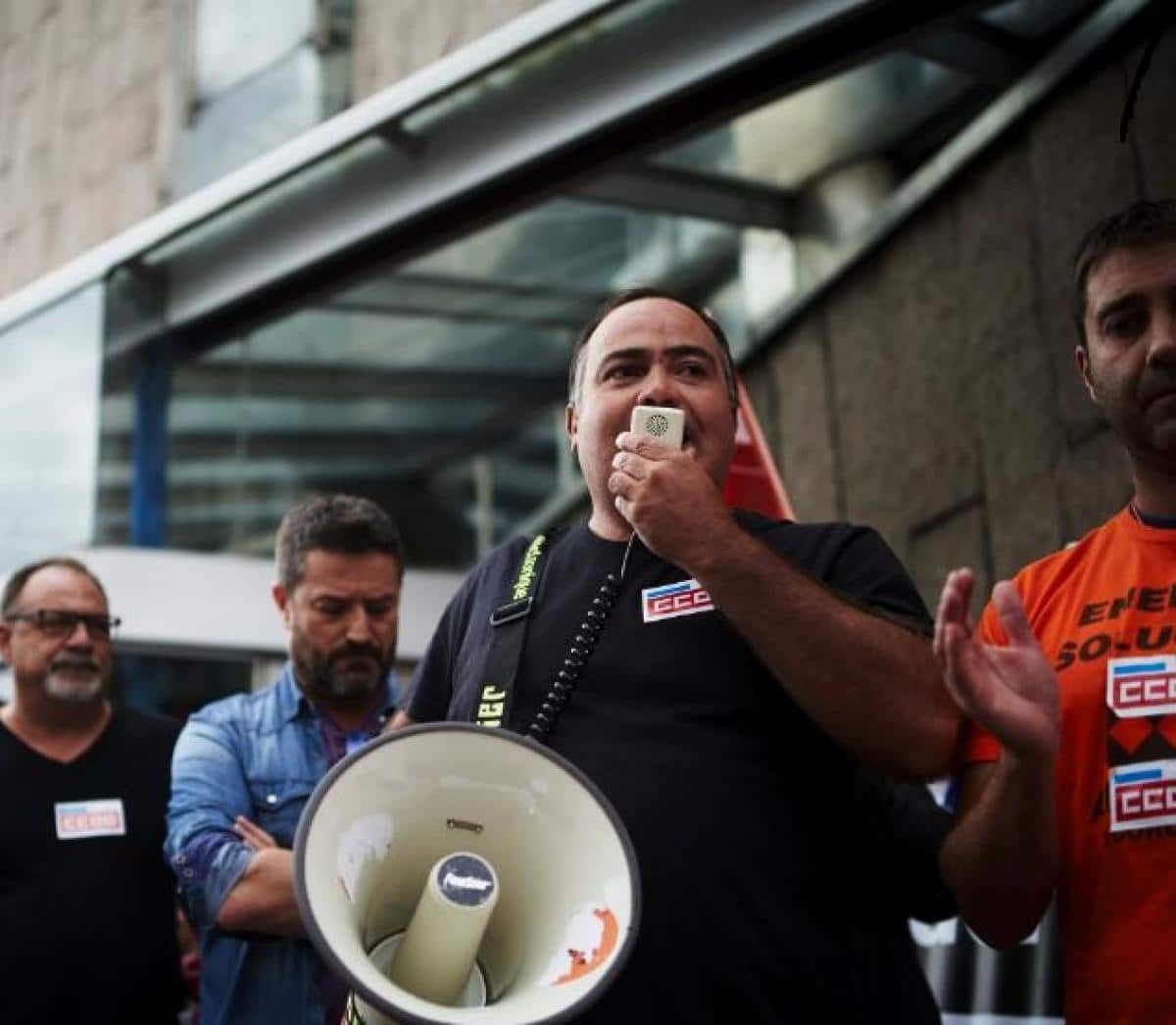 Arquivo - O secretario de Industria de CCOO de Galicia, Víctor Leda, durante unha movilización
