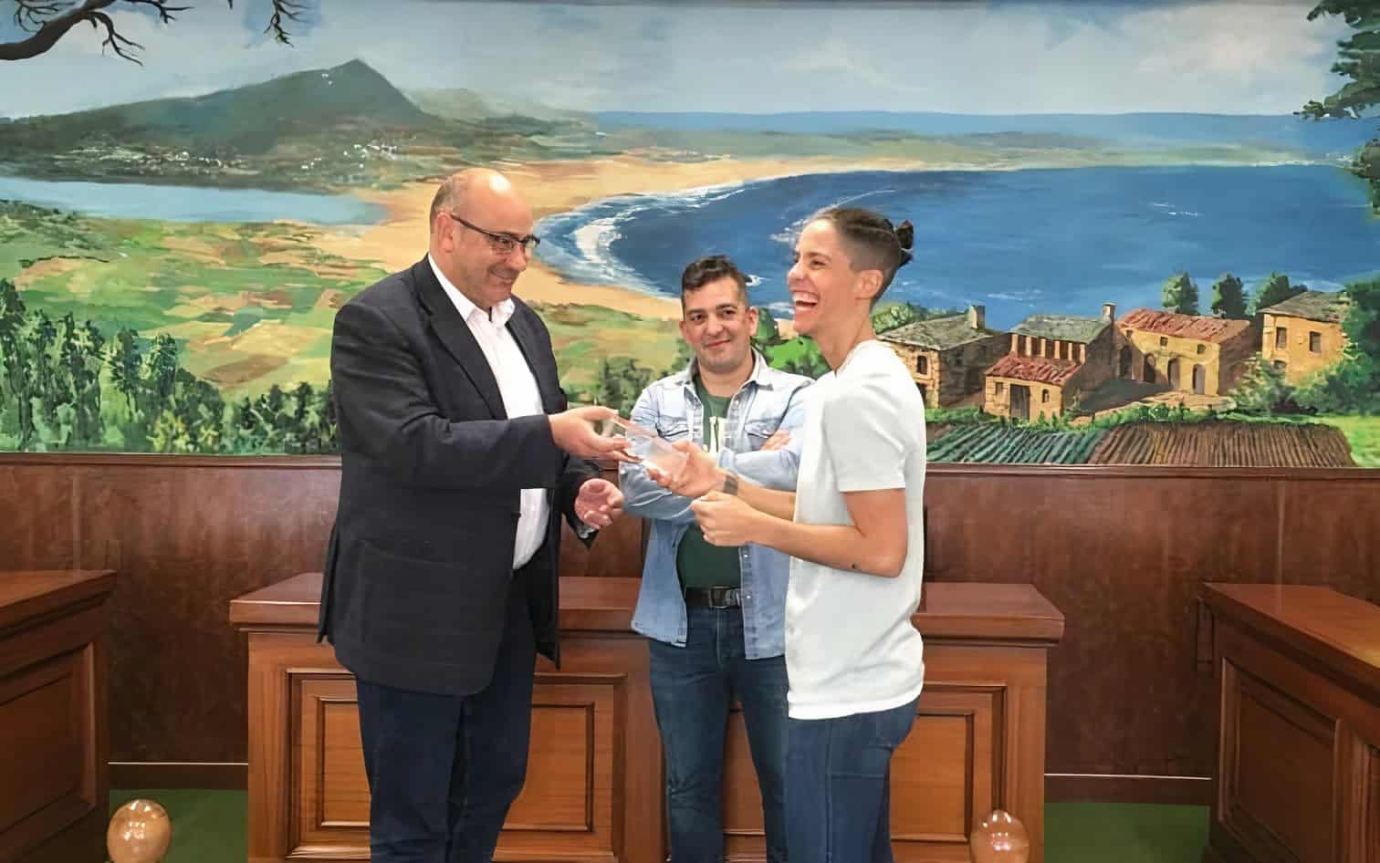 Archivo - Alberto González entrega el premio a la balonmanista Alicia Fernández