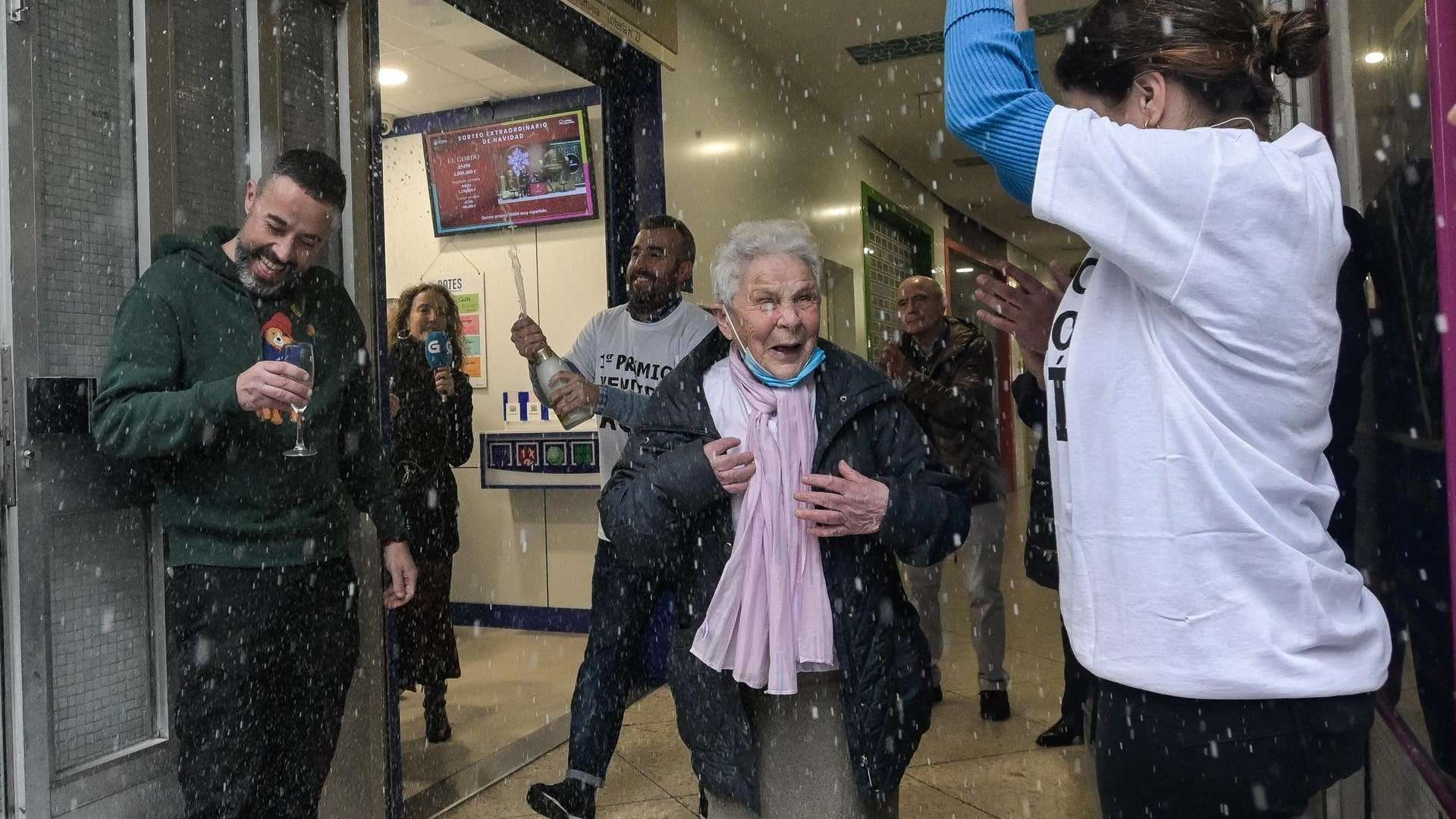 Asunción, la agraciada con el "Gordo" del Sorteo Extraordinario de la Lotería de Navidad tras comprar un décimo en honor a su marido fallecido, el 05490 | EUROPA PRESS