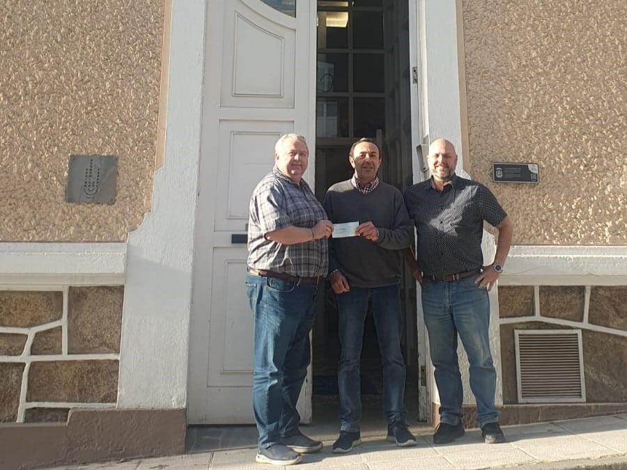 Momento de la entrega del cheque donativo con 7.000 euros para la entidad benéfica