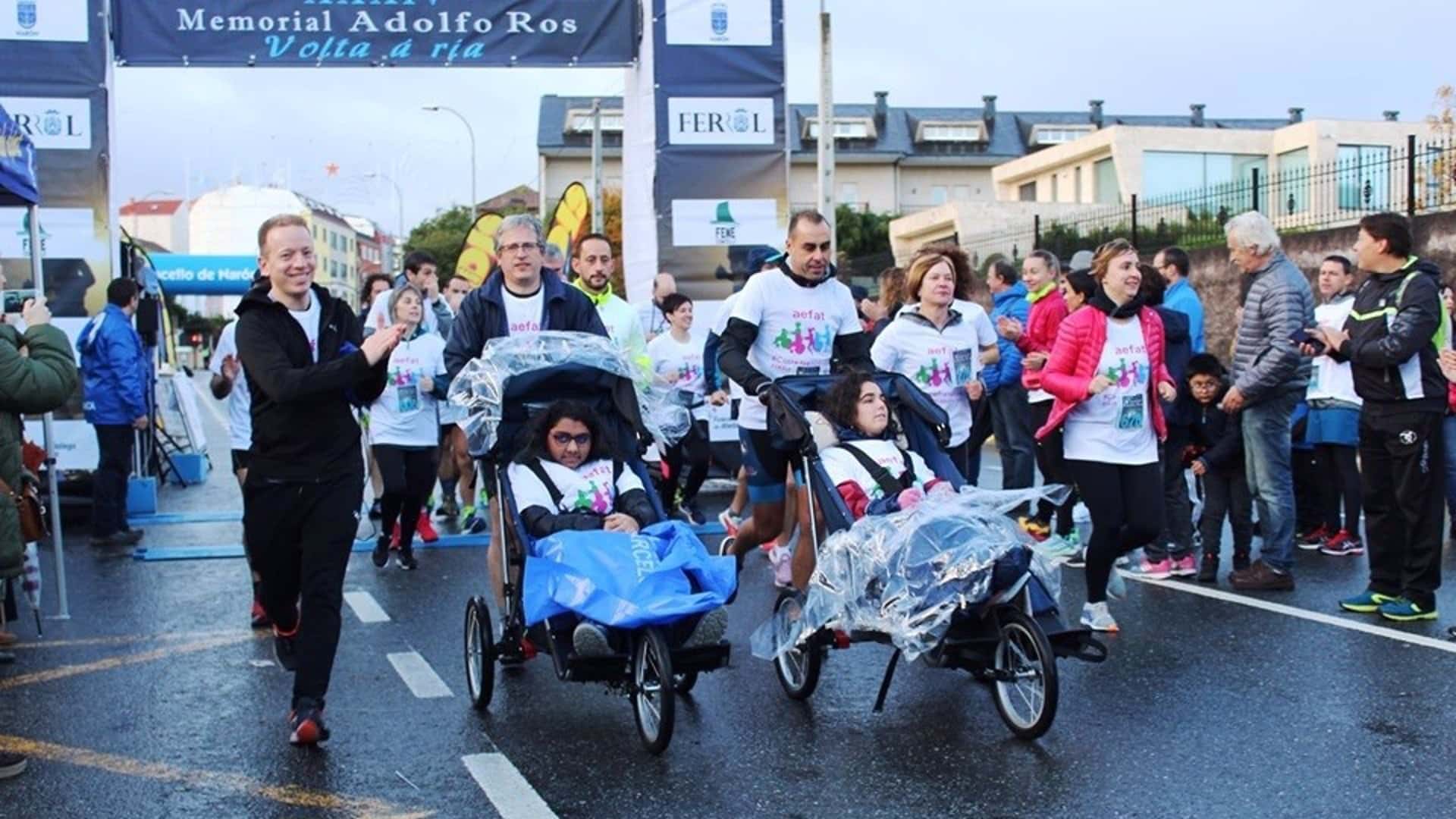 Las dos únicas gallegas afectadas por ataxia telangiectasia en Galicia, Sonia y Patricia, durante una media maratón | AEFAT