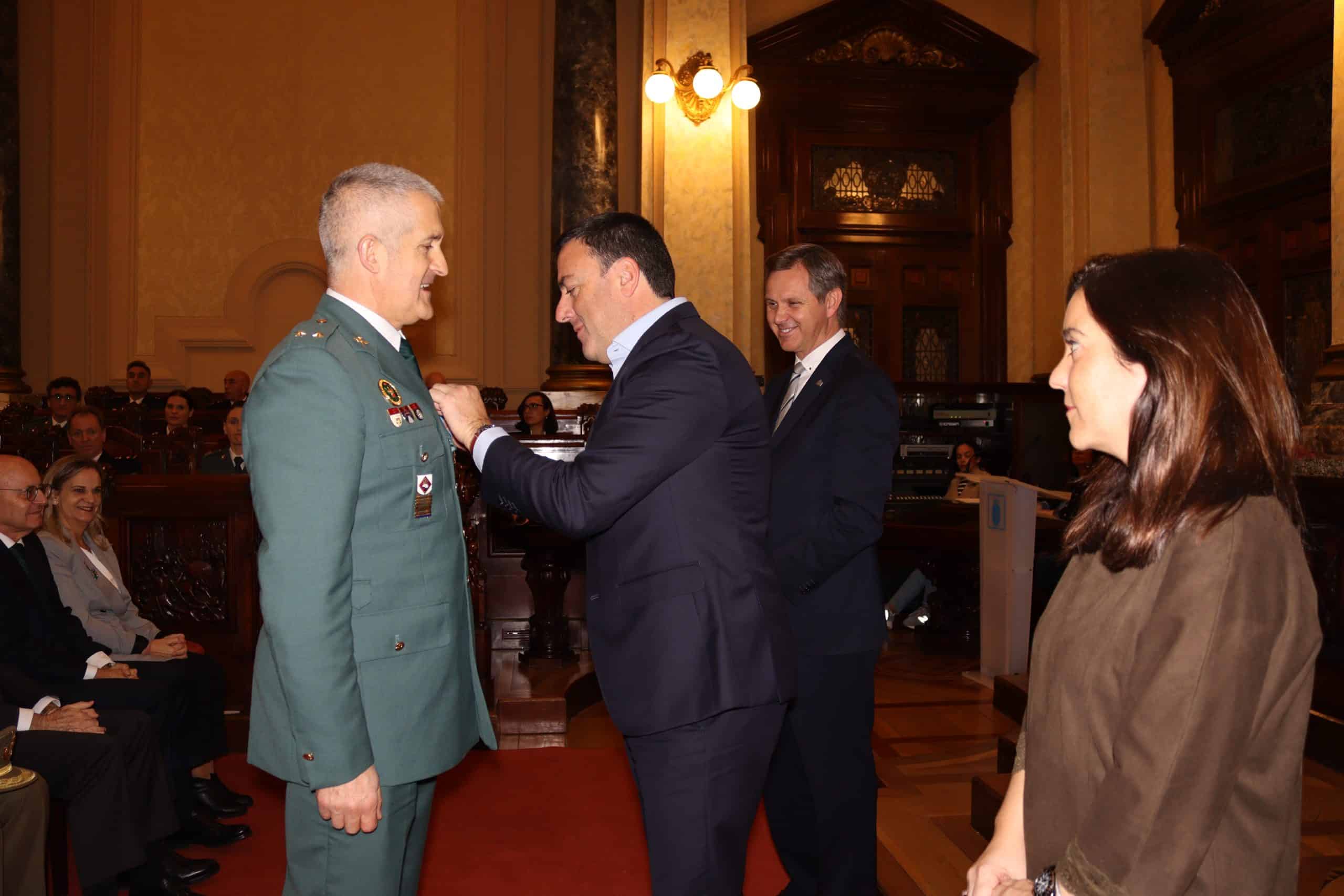 Javier Lopez Dopico, teniente de la Guardia Civil y jefe del Destacamento de Tráfico de Ferrol, recibió la distinción de manos del presidente provincial Valentín González Formoso