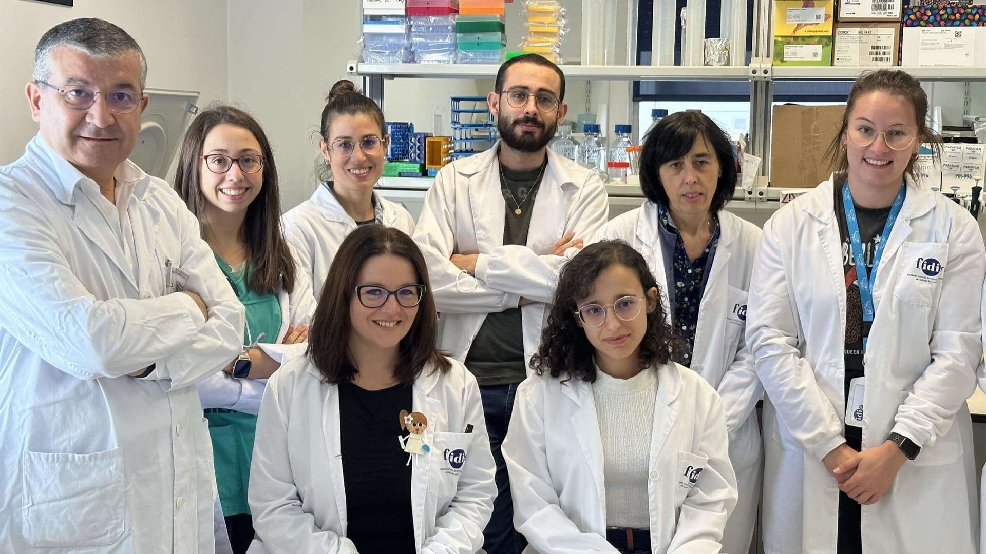 Clotide Costa arropada por el resto de integrantes del equipo del Instituto de Investigación de Santiago de Compostela (IDIS) | IDIS
