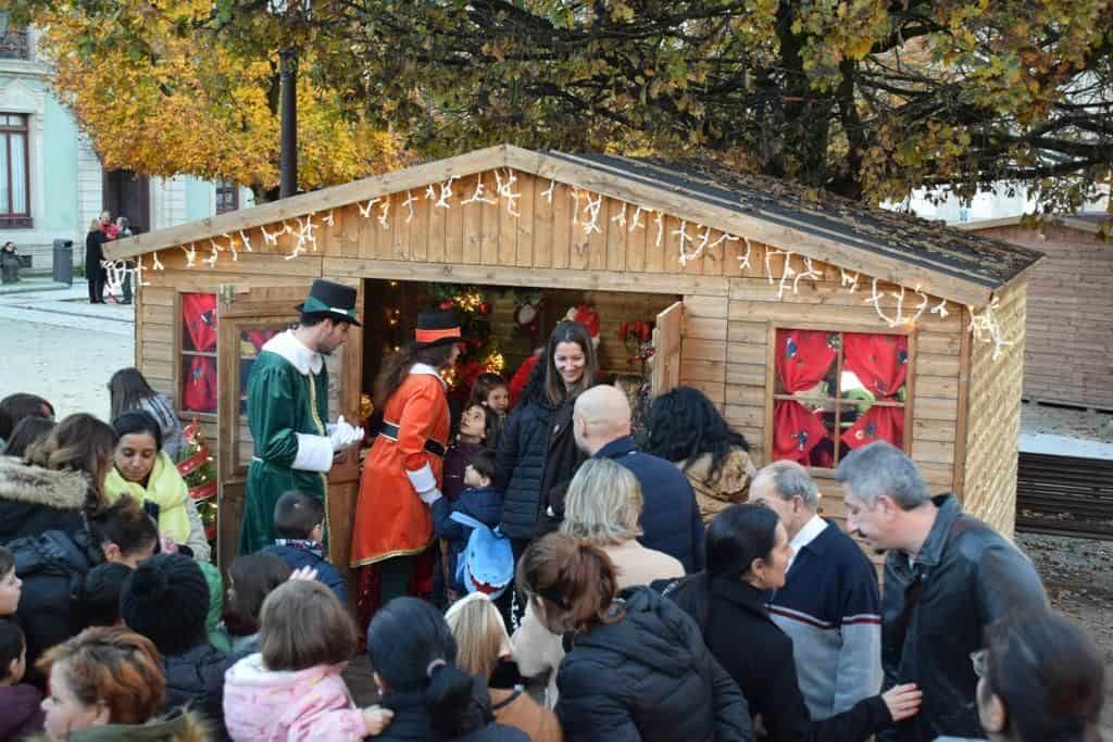 Imagen de archivo de la alcaldesa de Lugo en el mercado de Navidad
