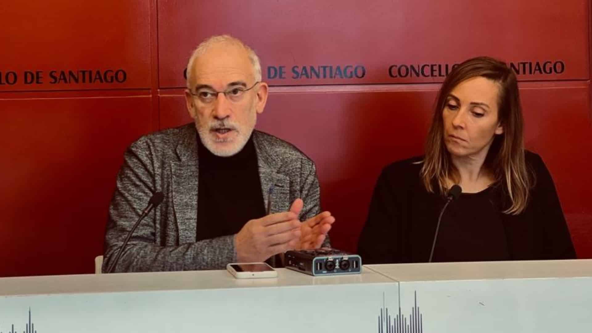 El portavoz del grupo socialista en el Concello de Santiago, Sindo Guinarte, y la diputada del PSdeG Noa Díaz | PSDEG