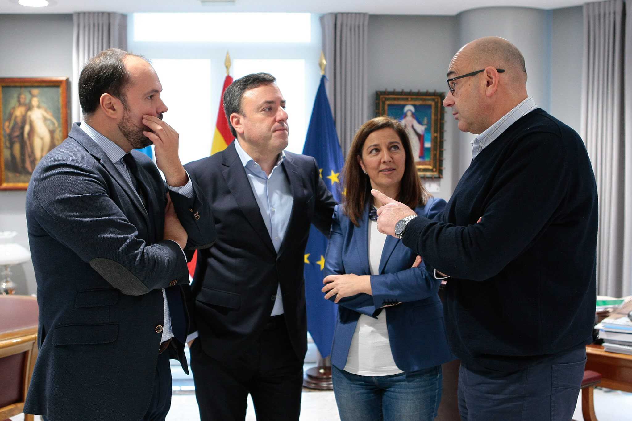 Valentín González Formoso, acompañado de los regidores de los tres municipios