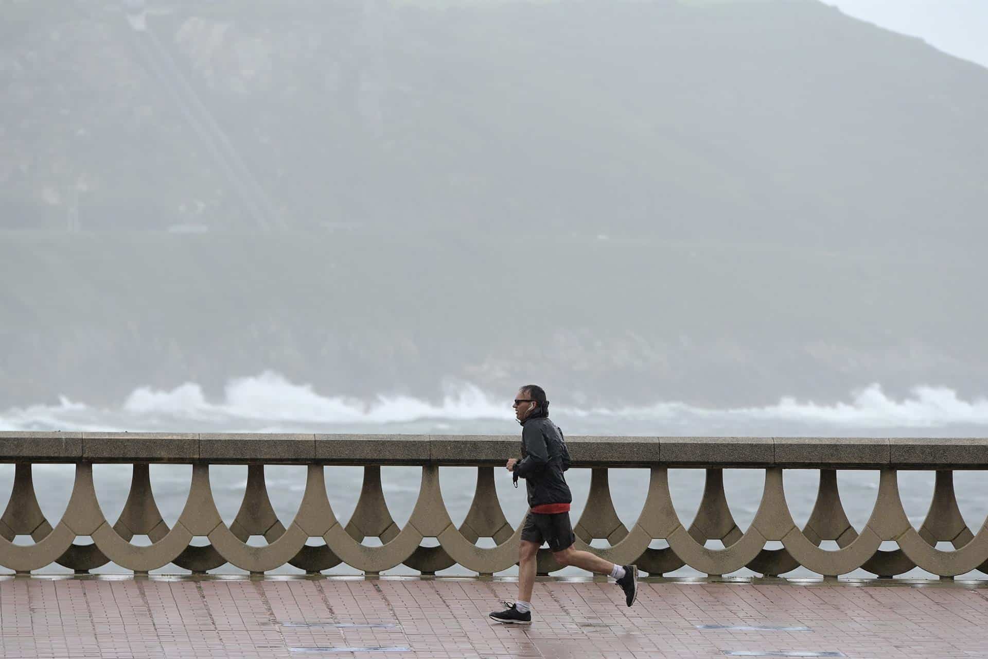Archivo - Un hombre, con chubasquero, corre por el Paseo Marítimo de A Coruña | EP