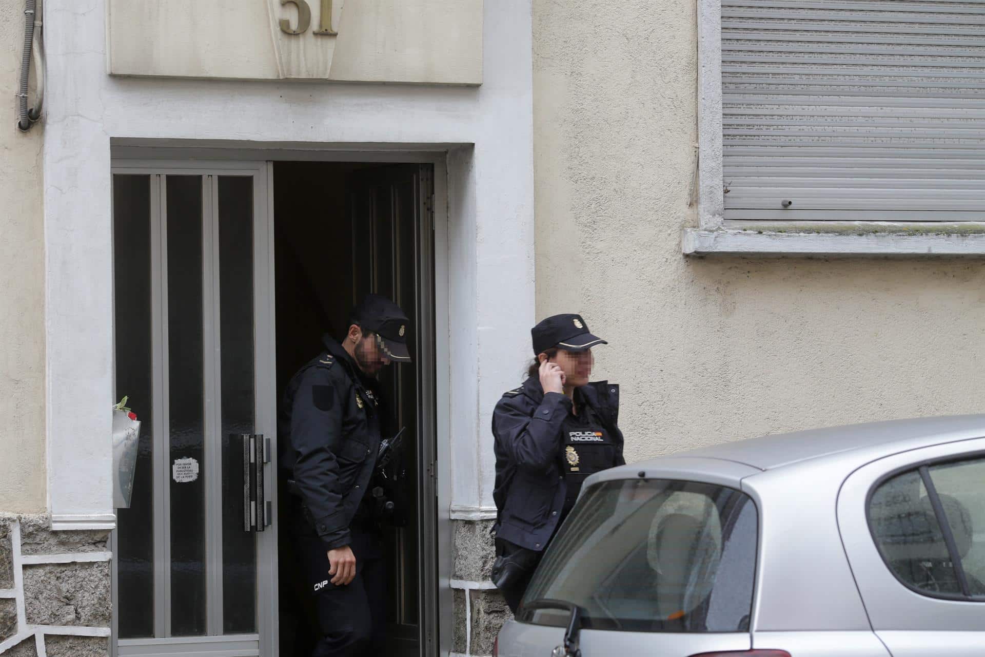 Dos agentes de Policía Nacional en la puerta de la vivienda de Cristina Cabo en Lugo | EP