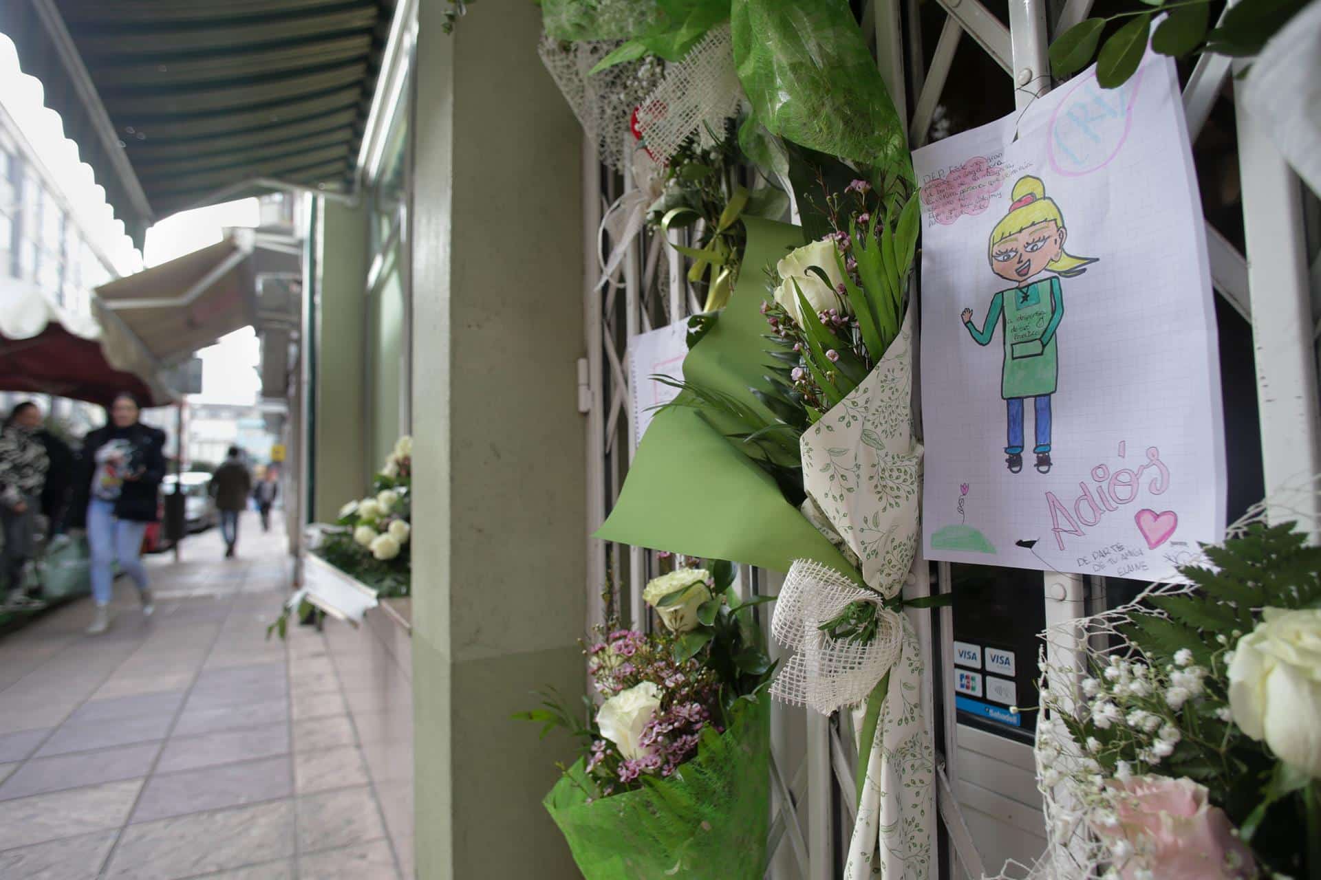 Un dibujo y varias flores colgadas en la tienda de alimentación donde trabajaba Cristina Cabo | EP