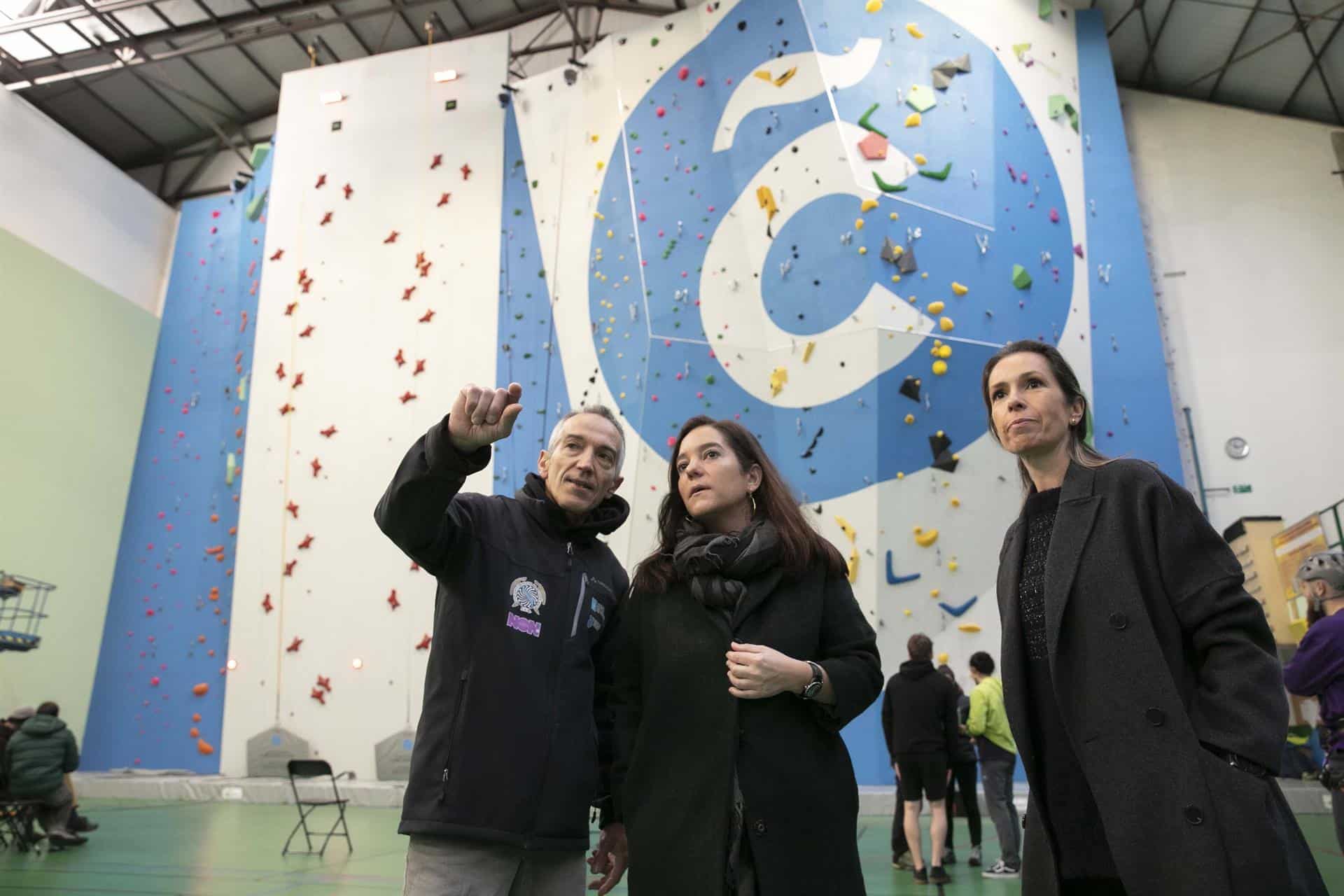 La alcaldesa de A Coruña, Inés Rey, y la concejala de deportes, Mónica Martínez, participan en el estreno del rocódromo de la ciudad herculina. | AYUNTAMIENTO A CORUÑA