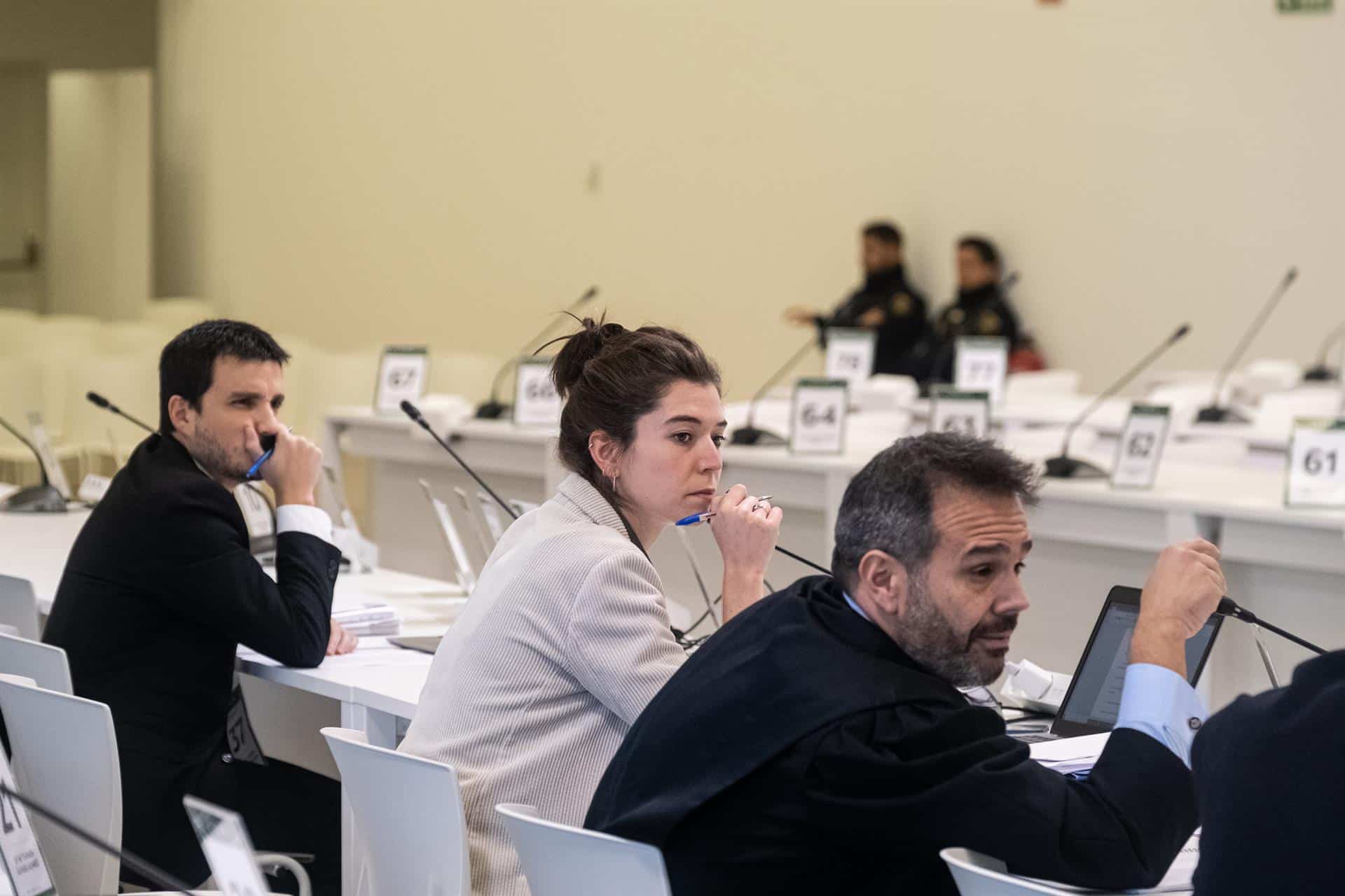 Abogados en el juicio por el accidente del Alvia, en la Cidade da Cultura, a 1 de diciembre de 2022, en Santiago de Compostela, A Coruña, Galicia (España). Los familiares y las víctimas del accidente de Alvia se han concentrado mientras ha declarado en un - César Arxina - Europa Press