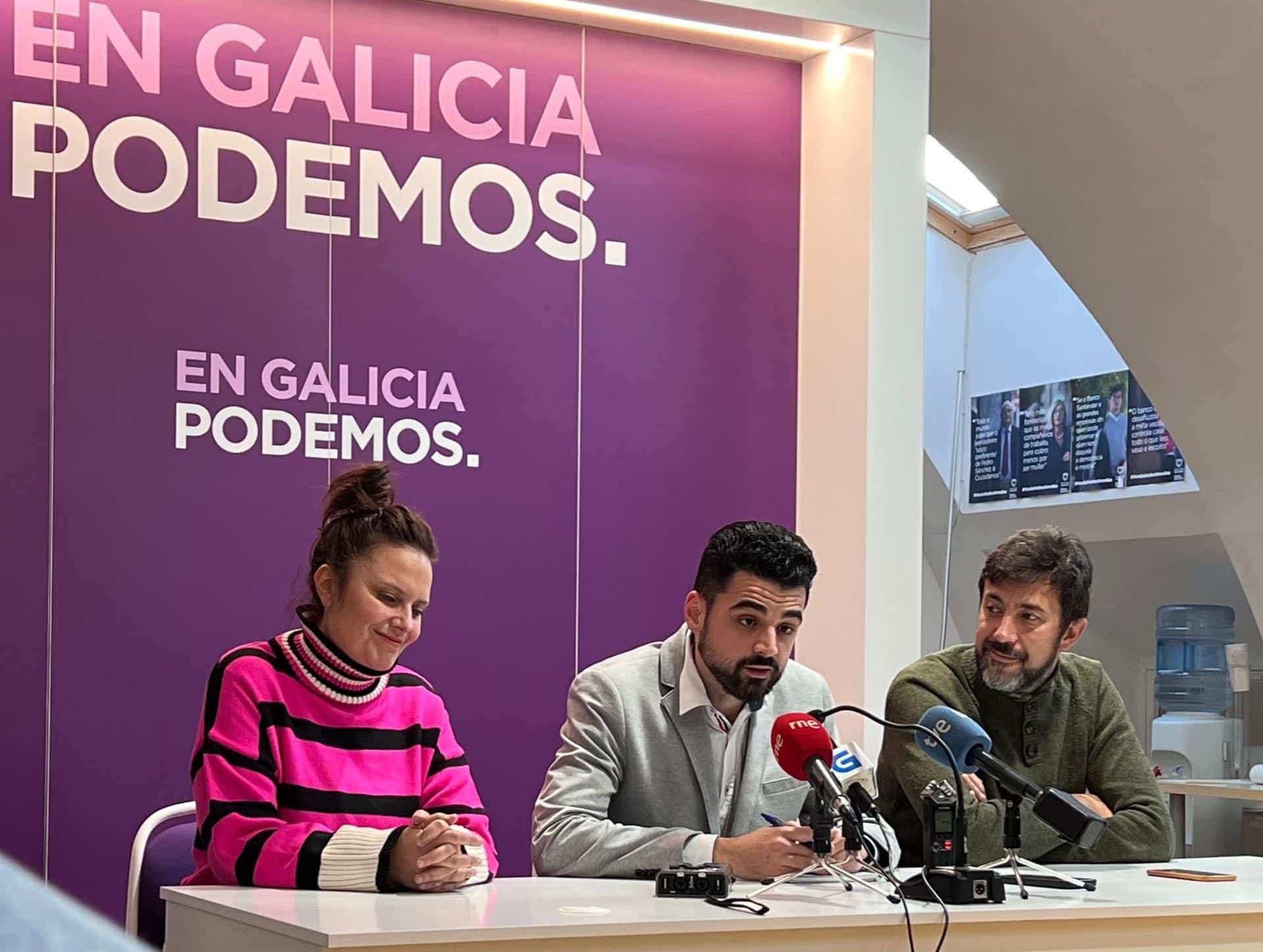 El coordinador de Podemos Galicia, Borja San Ramón, junto al diputado Antón Gómez-Reino y Verónica Hermida, tras ser elegidos en primarias de la formación morada. - EUROPA PRESS