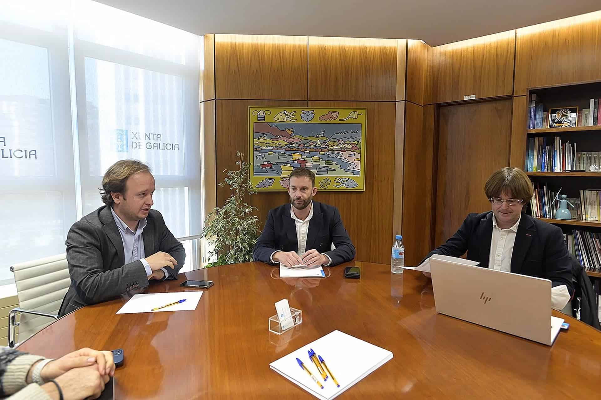El director de la Axencia Galega de Infraestruturas, Francisco Menéndez, y el delegado de la Xunta en A Coruña, Gonzalo Trenor, en una reunión con el concejal de Urbanismo y Movilidad, Francisco Dinís - MONCHO FUENTES