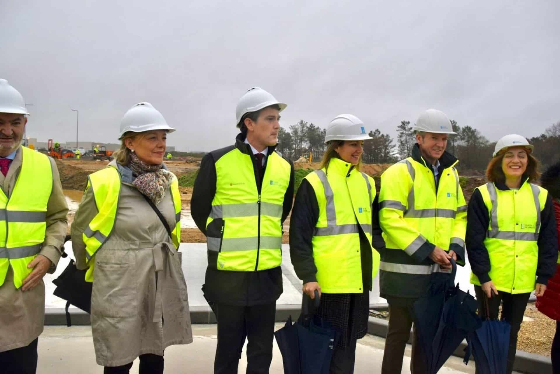 El presidente de la Xunta, Alfonso Rueda, este lunes junto a la alcaldesa de Lugo, Lara Méndez en el polígono de As Gándaras | EP