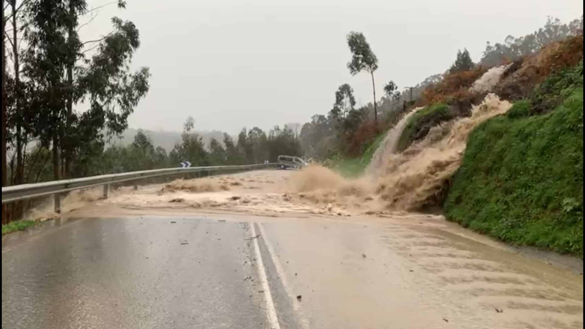 Torrente de agua en la Bailadora