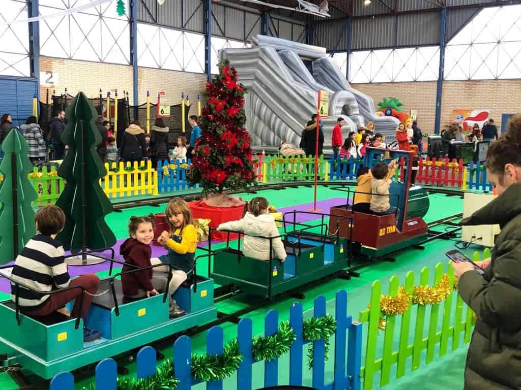 O tren está instalado no polideportivo