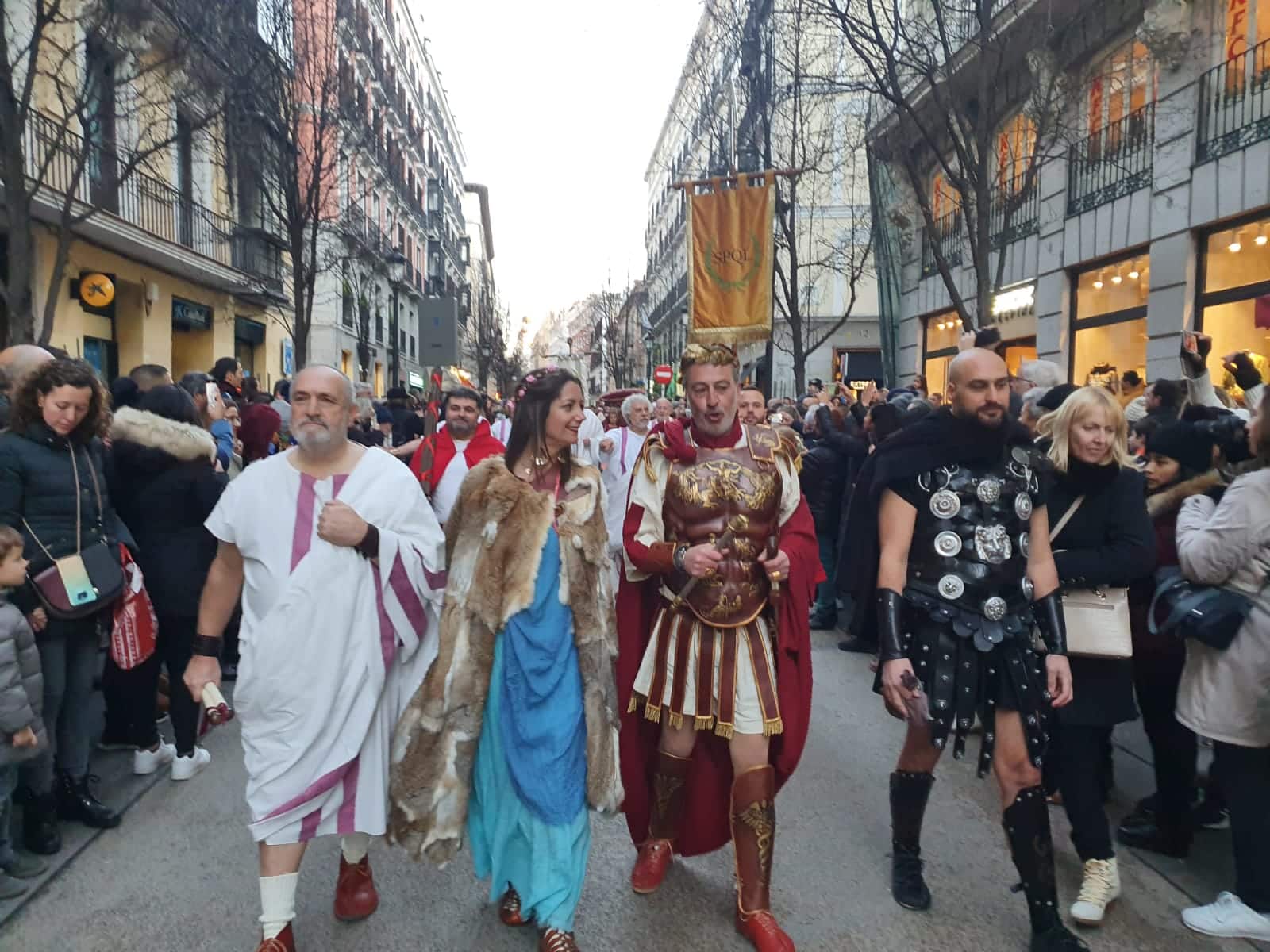 La alcaldesa de Lugo, Lara Méndez, durante el desfile romano y castrexo por Madrid