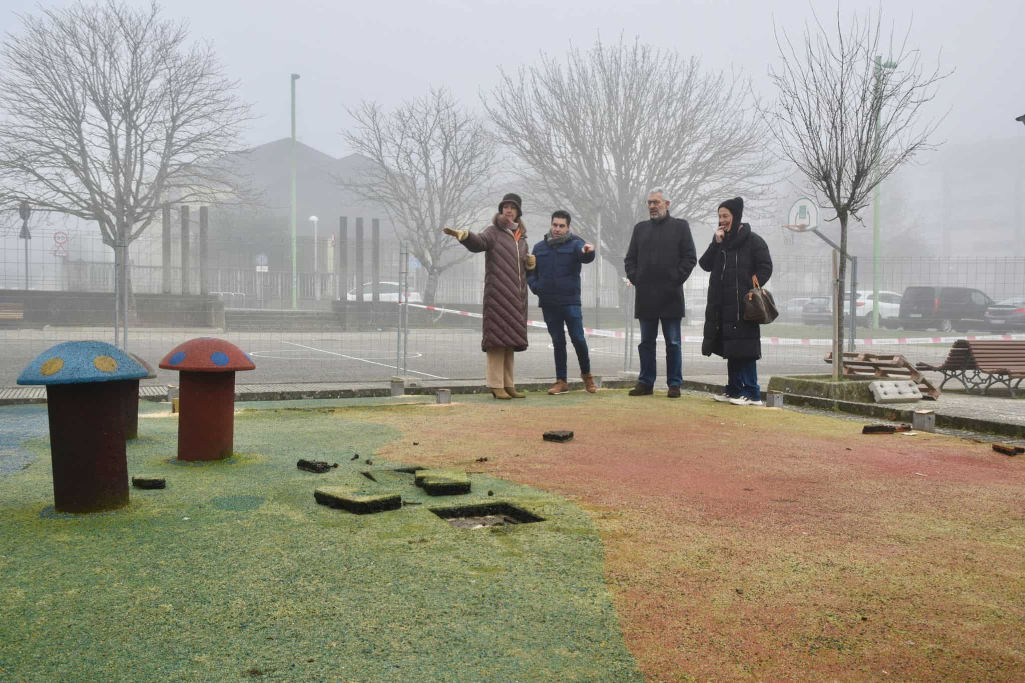 A alcaldesa, Lara Méndez, e o edil de Medio Ambiente, Miguel Fernández, visitan o parque infantil da rúa Roi Xordo (2)