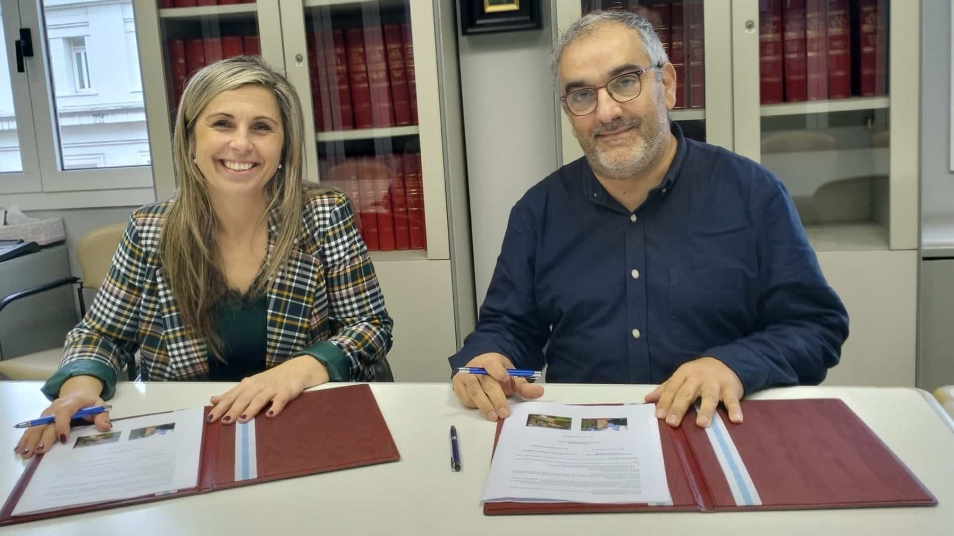 La firma del convenio entre Deputación da Coruña y Concello de Vimianzo para la gestión del Castelo y los Batáns do Mosquetín | DEPUTACIÓN DA CORUÑA