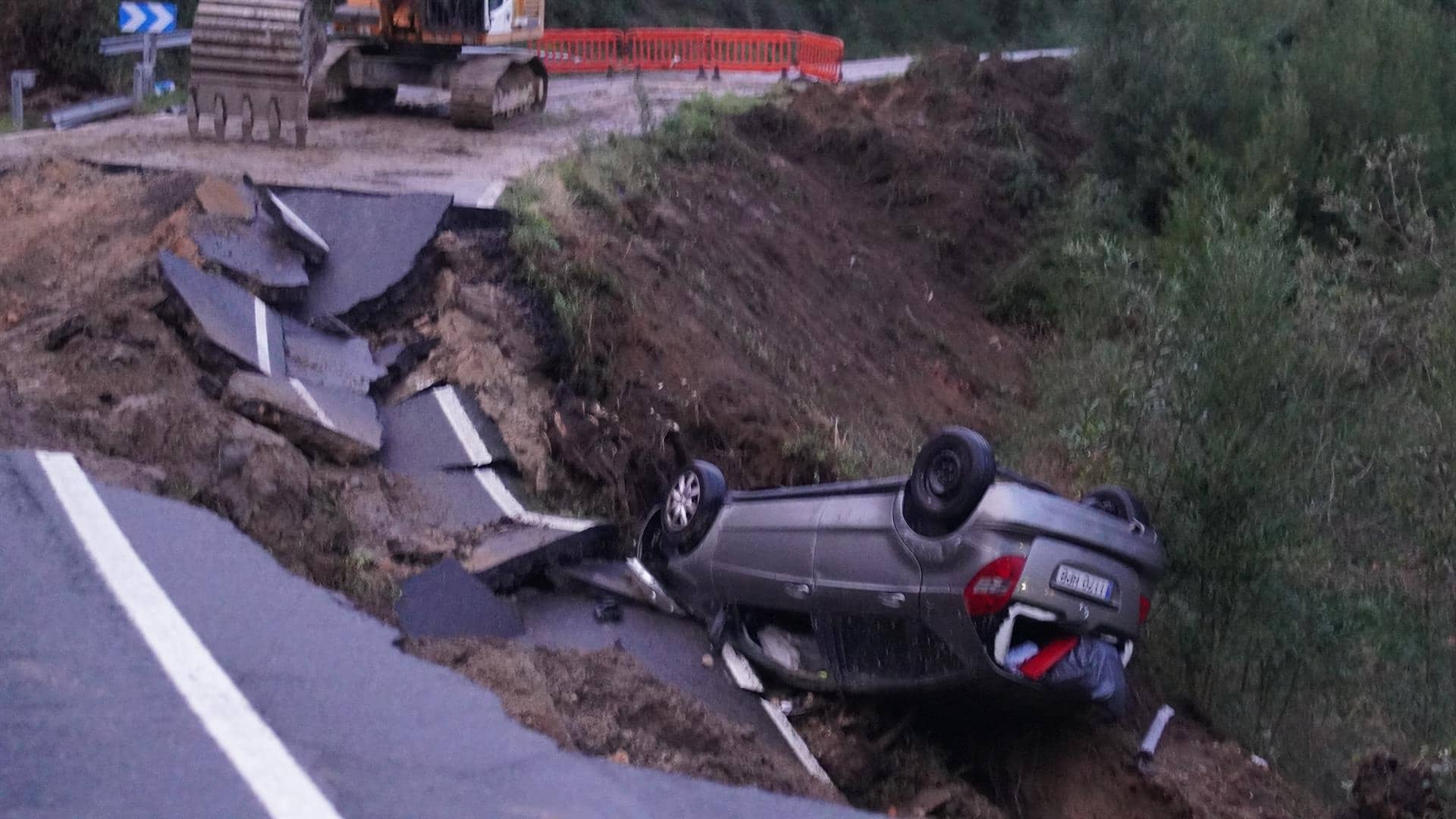 Un coche accidentado por el derrumbe de una carretera en Campañó | EUROPA PRESS