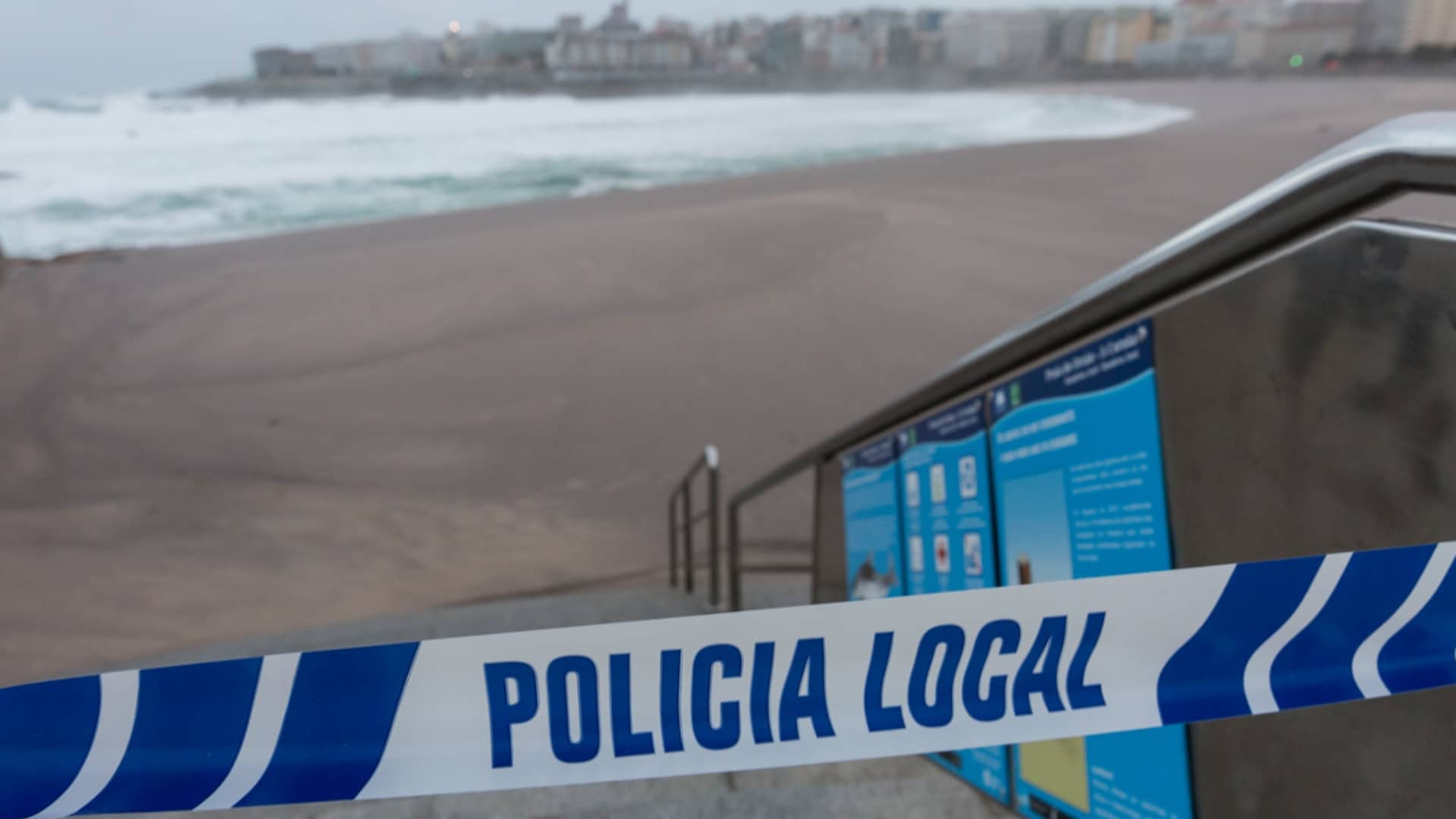 Playa precintada por la Policía Local de A Coruña | CONCELLO DA CORUÑA