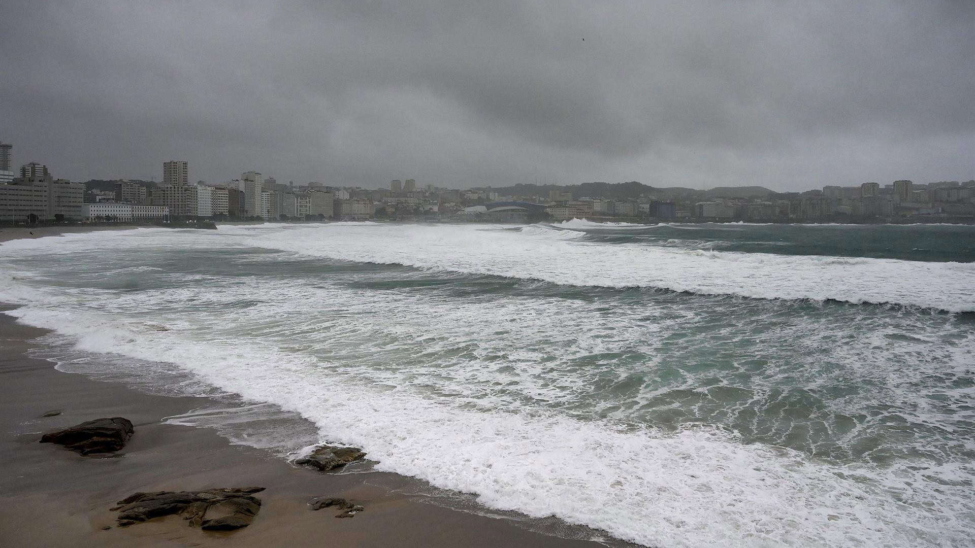 El oleaje tras el paso de la borrasca Gérard por A Coruña | EUROPA PRESS