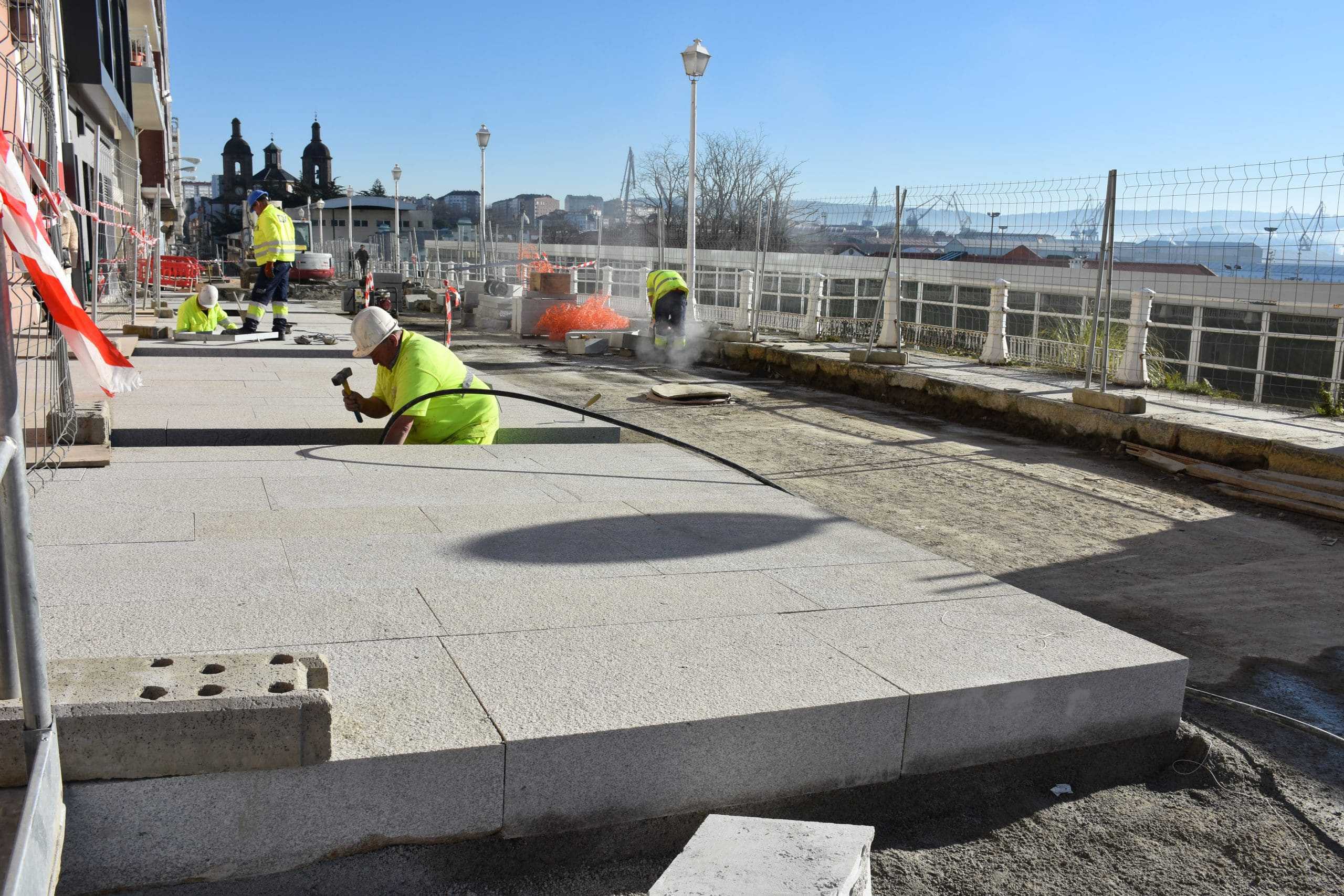 Operarios trabajando esta mañana en las obras de humanización