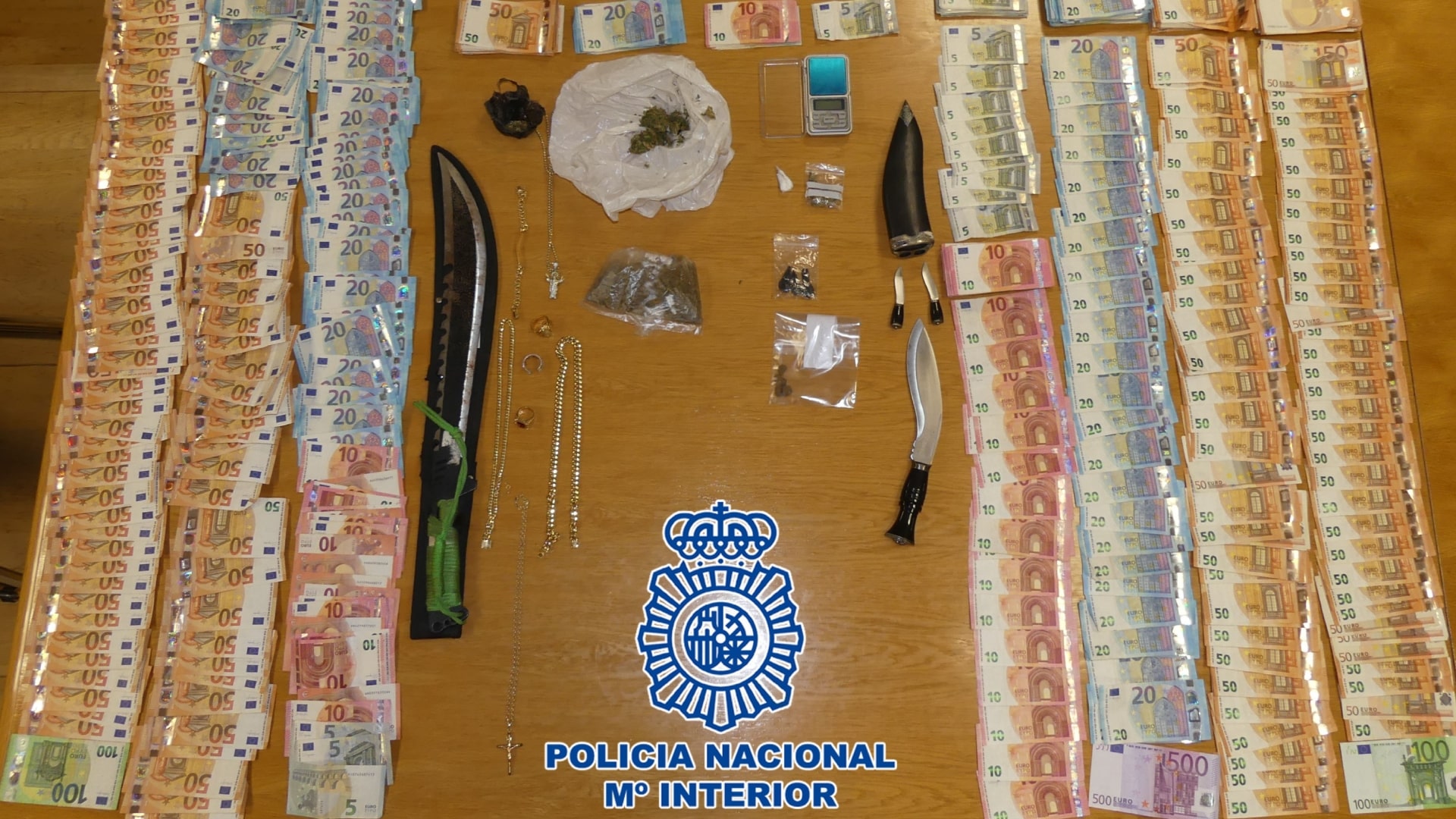 Los efectos decomisados en un punto negro de venta de droga en el Ensanche de Santiago | POLICÍA NACIONAL